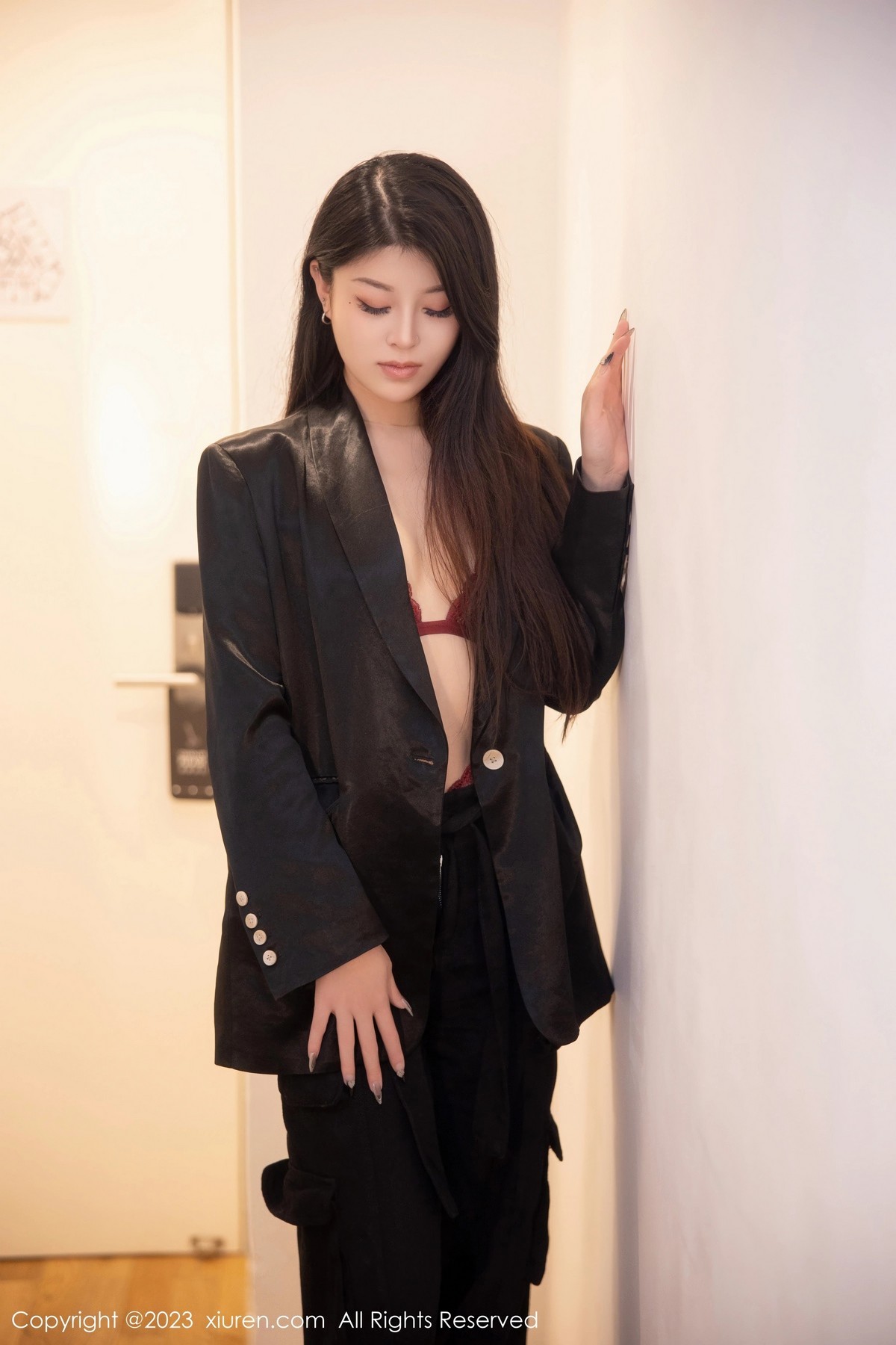 [XiuRen]高清写真图 2023.03.14 No.6409 四月月 黑丝美腿