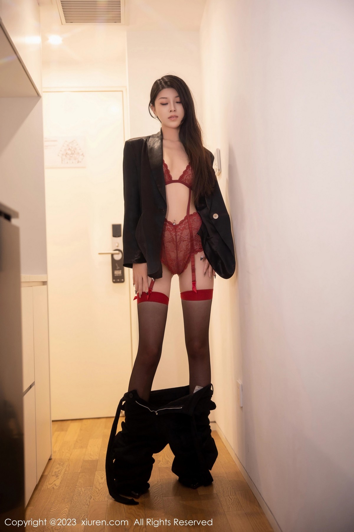 [XiuRen]高清写真图 2023.03.14 No.6409 四月月 黑丝美腿
