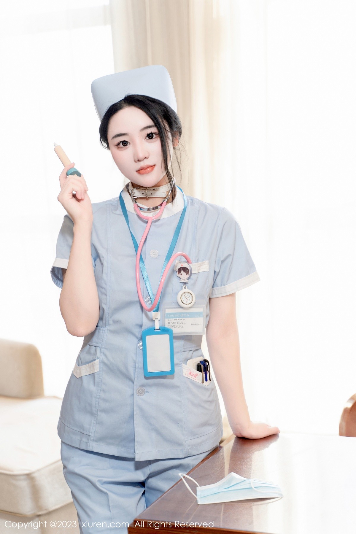 [XiuRen]高清写真图 2023.06.07 No.6868 汐汐爱吃草莓 护士服美臀