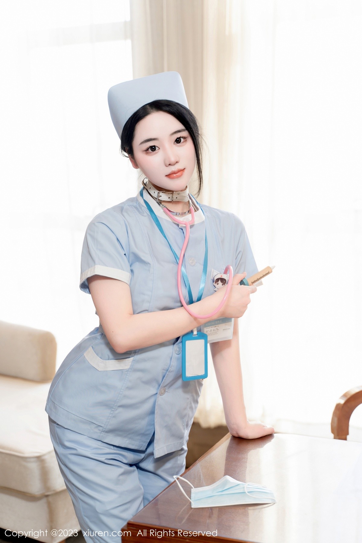[XiuRen]高清写真图 2023.06.07 No.6868 汐汐爱吃草莓 护士服美臀