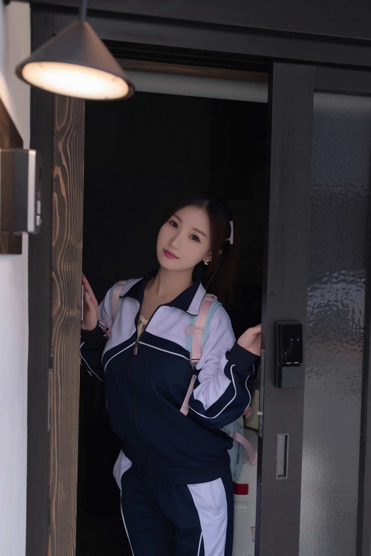 [XiuRen]高清写真图 2023.10.18 No.7528 杏子Yada 制服美腿