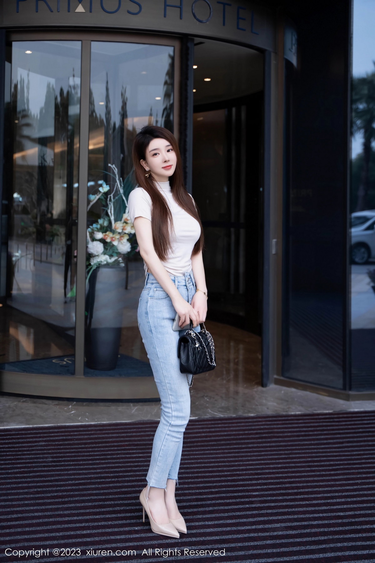 [XiuRen]高清写真图 2023.10.31 No.7586 雨儿baby 牛仔裤美腿