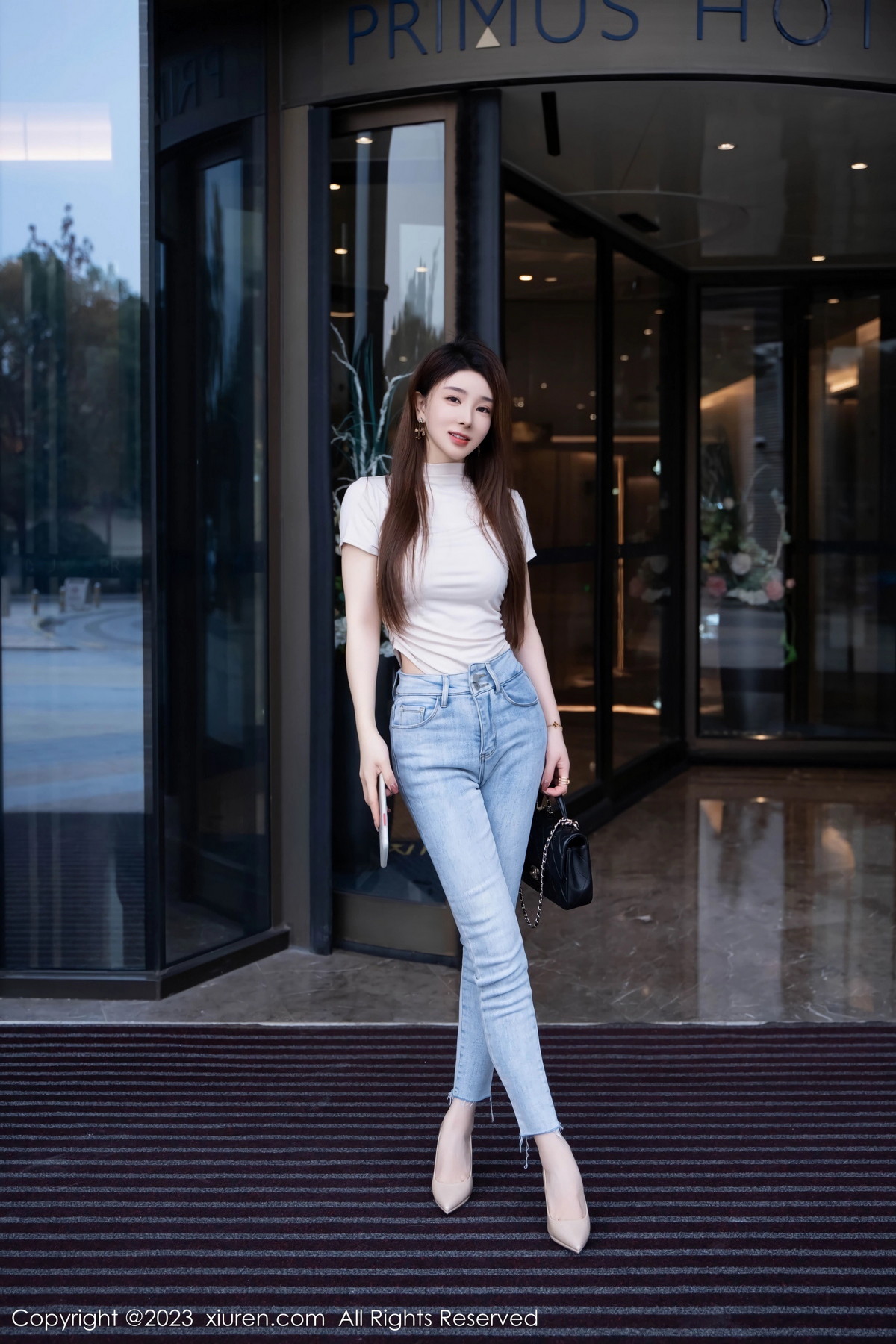 [XiuRen]高清写真图 2023.10.31 No.7586 雨儿baby 牛仔裤美腿