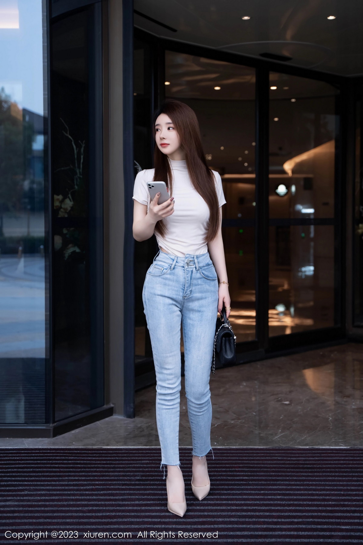 [XiuRen]高清写真图 2023.10.31 No.7586 雨儿baby 牛仔裤美腿