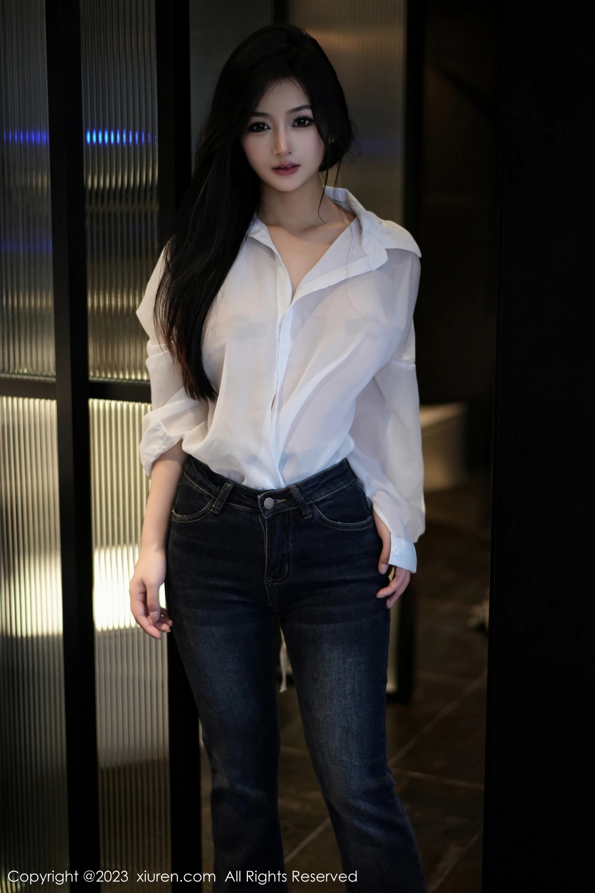 [XiuRen]高清写真图 2023.11.10 No.7645 谭小灵 牛仔裤美腿