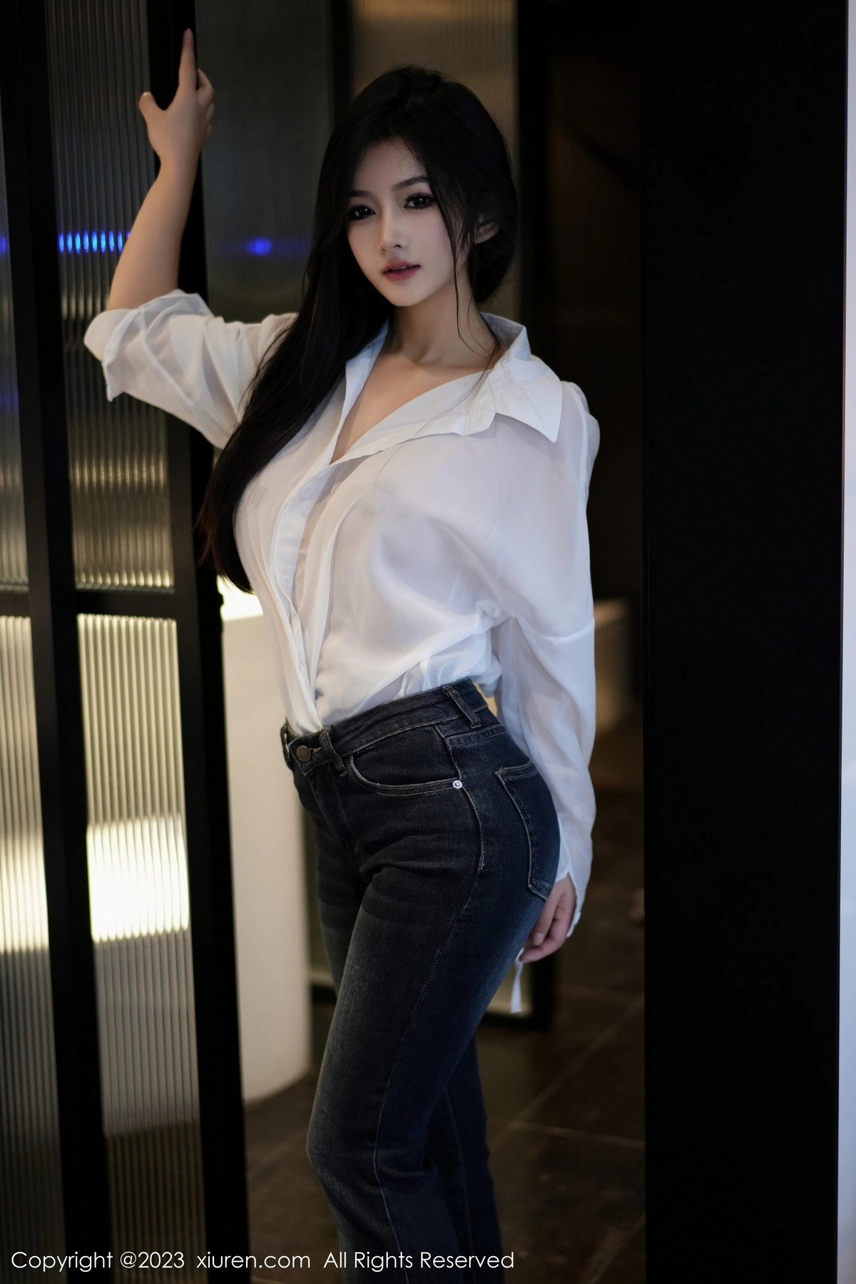 [XiuRen]高清写真图 2023.11.10 No.7645 谭小灵 牛仔裤美腿