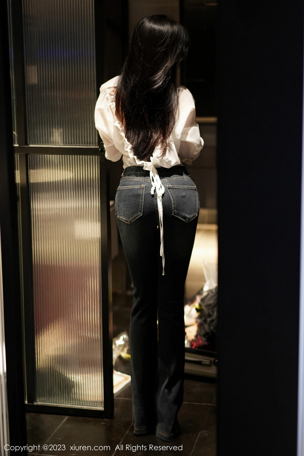 [XiuRen]高清写真图 2023.11.10 No.7645 谭小灵 牛仔裤美腿