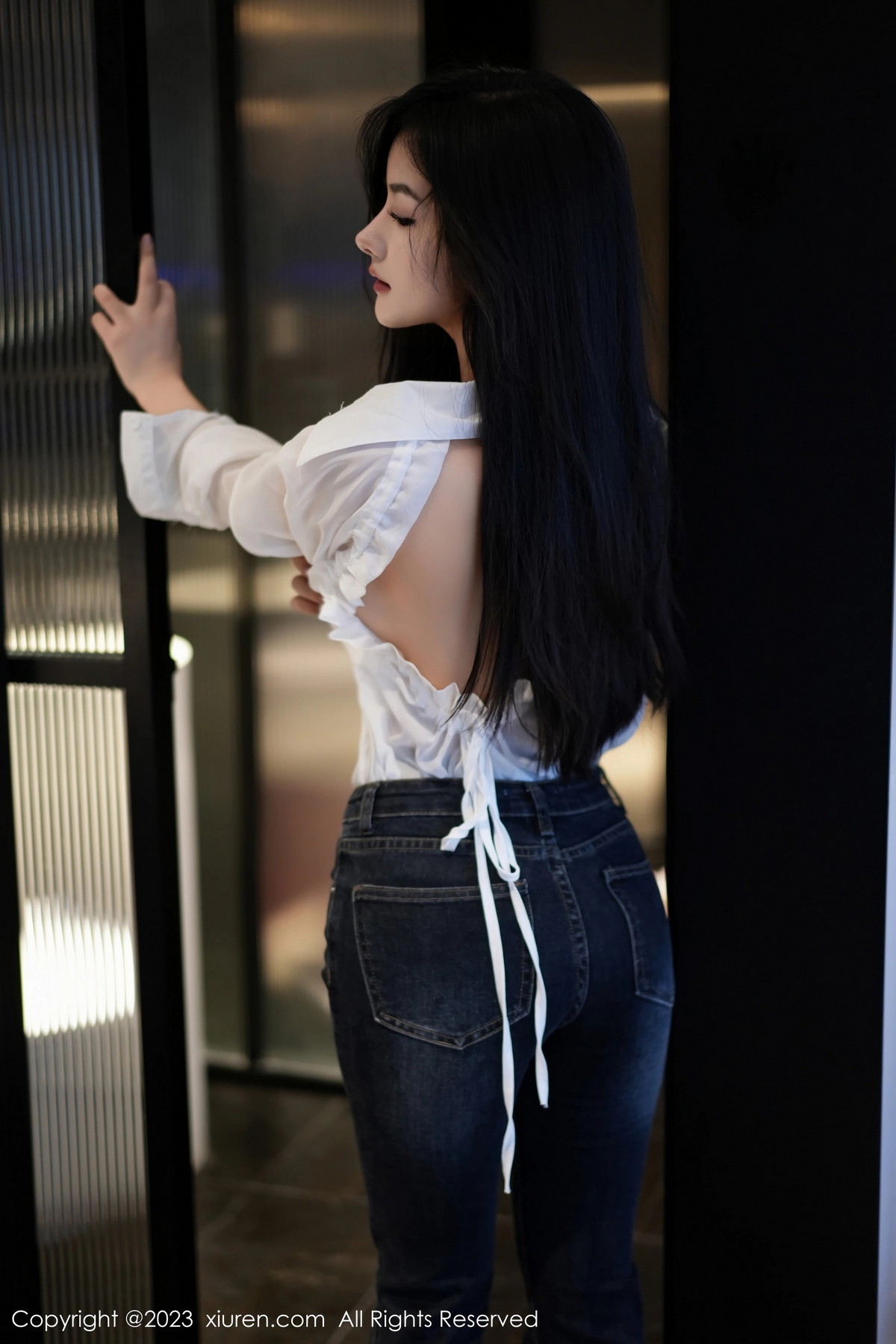 [XiuRen]高清写真图 2023.11.10 No.7645 谭小灵 牛仔裤美腿