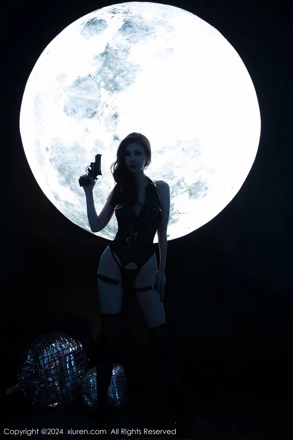 [XiuRen]高清写真图 2024.01.12 No.7952 章芃芃 黑丝美腿