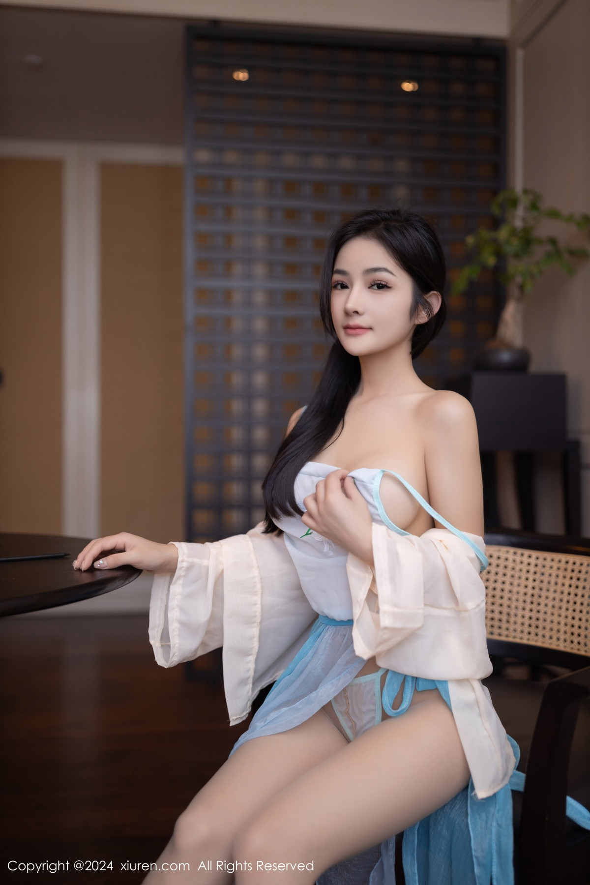 [XiuRen]高清写真图 2024.06.12 No.8691 谭小灵 丝袜美腿