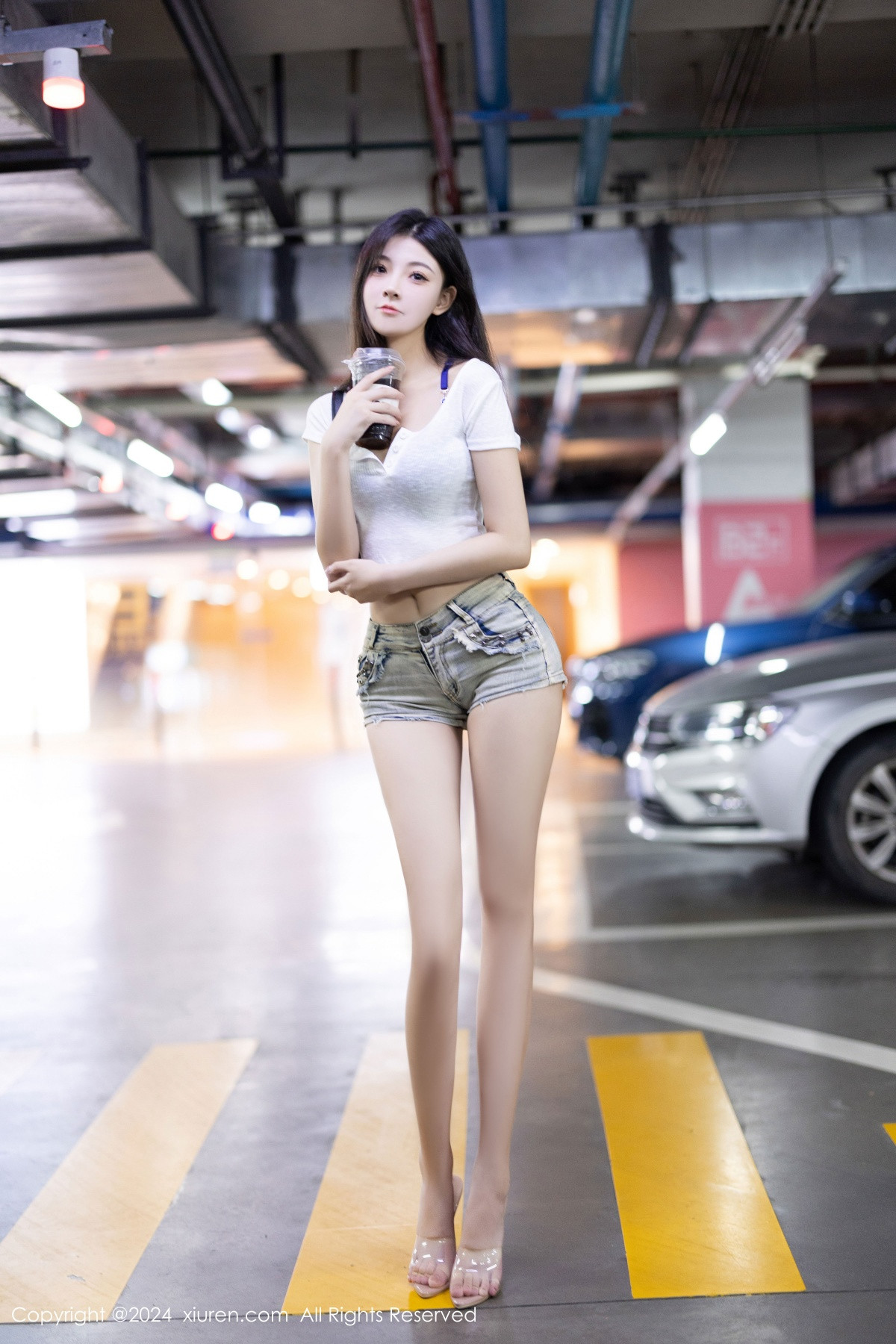 [XiuRen]高清写真图 2024.09.11 No.9141 初梦瑶 丝袜美腿
