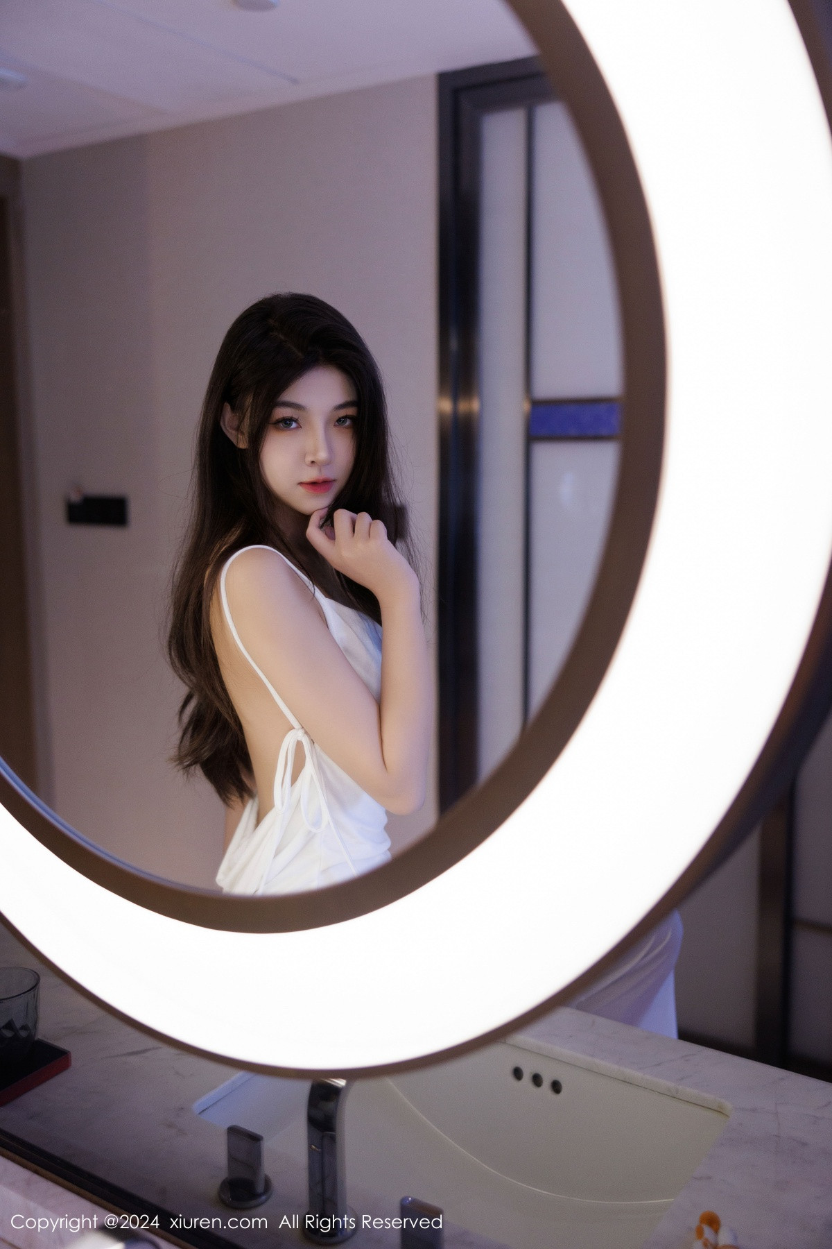 [XiuRen]高清写真图 2024.11.25 No.9499 初梦瑶 黑丝美腿