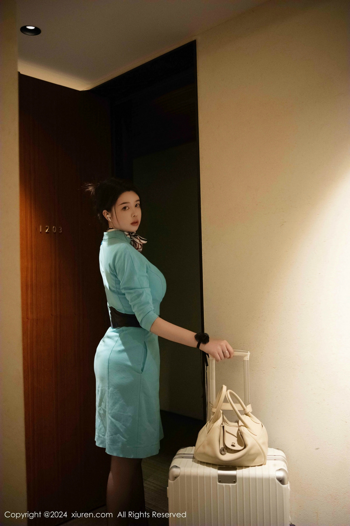 [XiuRen]高清写真图 2024.12.17 No.9609 樱桃小犊子 黑丝美臀