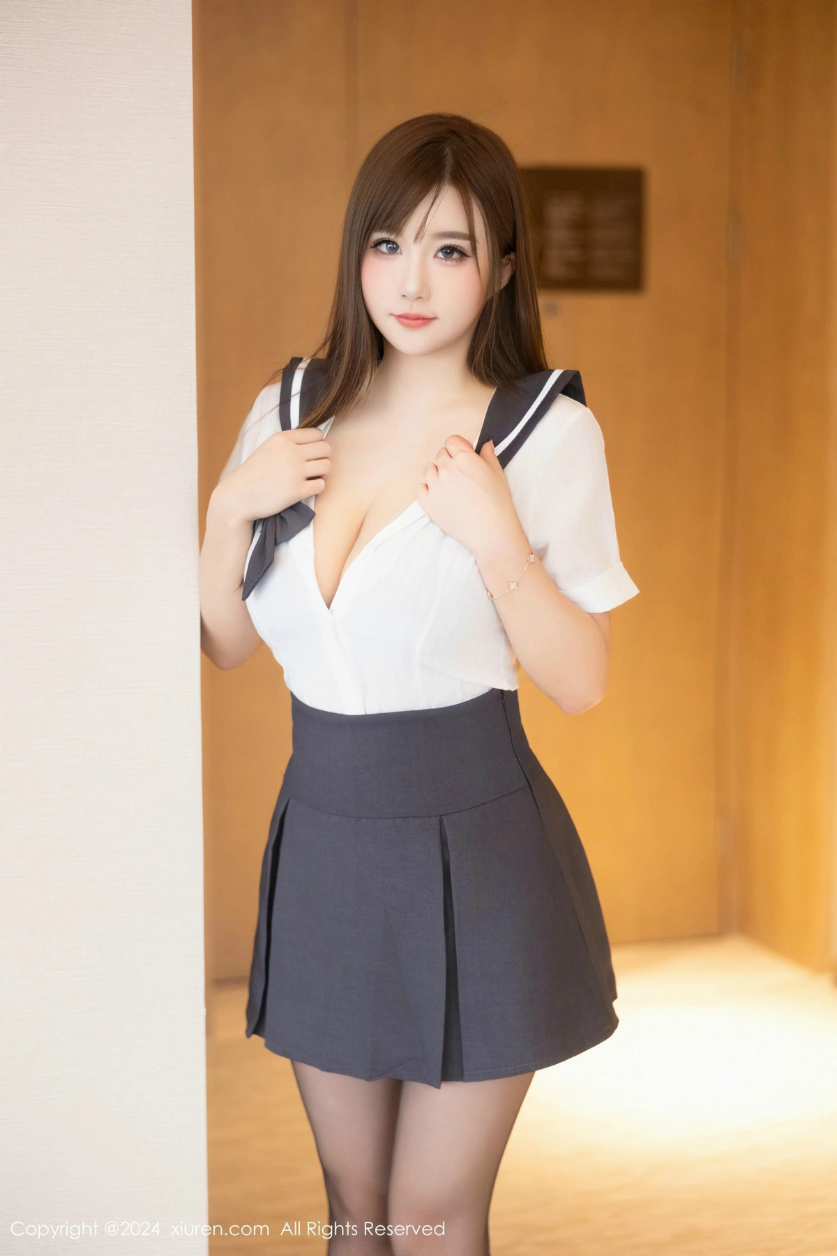 [XiuRen]高清写真图 2024.12.26 No.9663 小肉肉咪 黑丝美腿