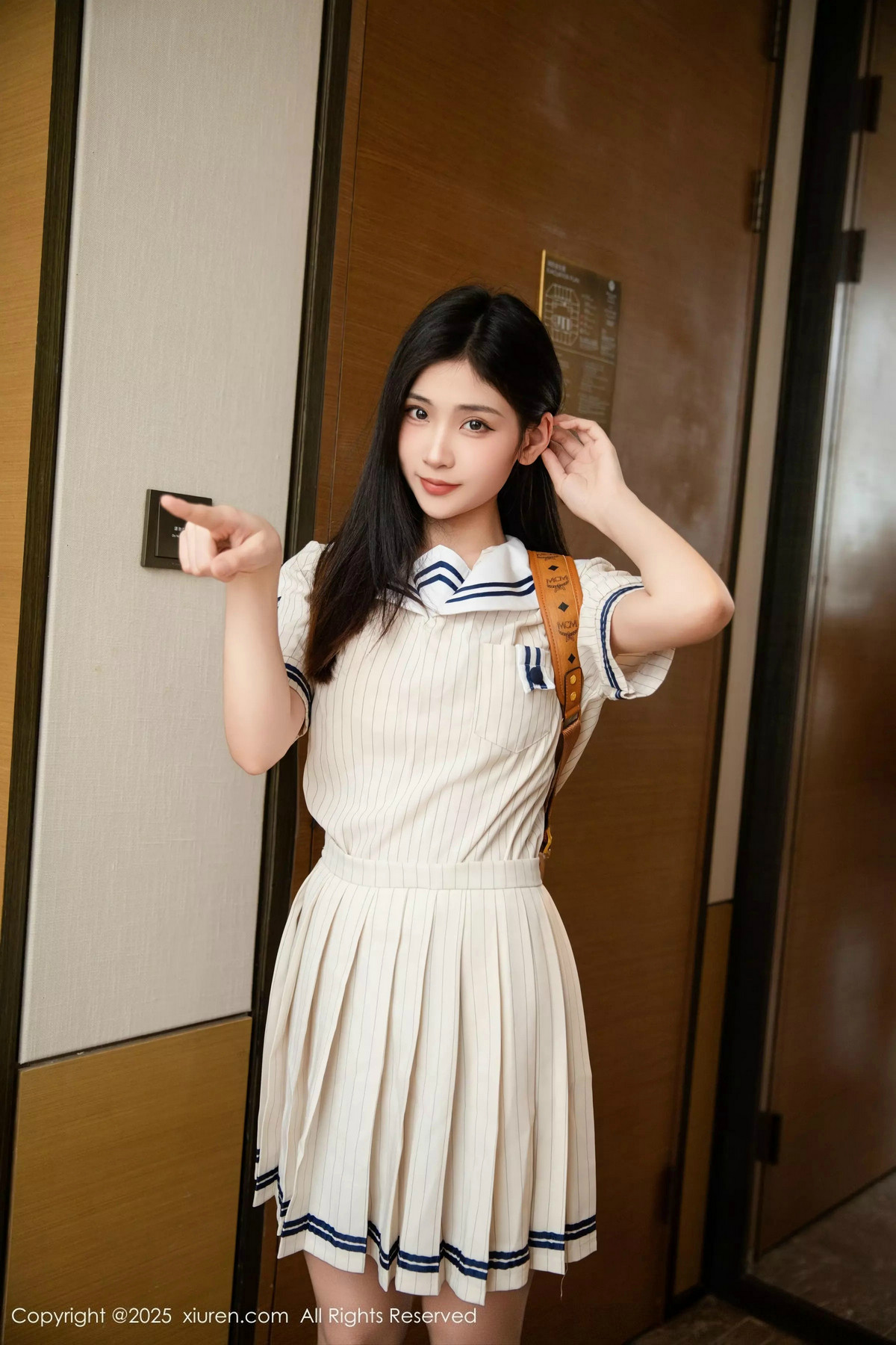 [XiuRen]高清写真图 2025.02.27 No.9942 刘婷婷 丝袜美腿