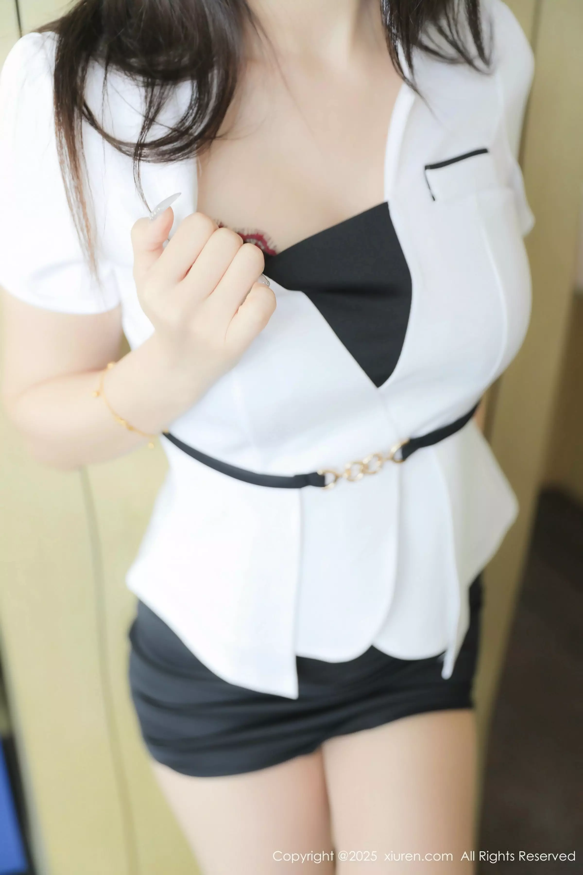 [XiuRen]高清写真图 2025.05.23 No.10321 Candy糖糖 白色OL
