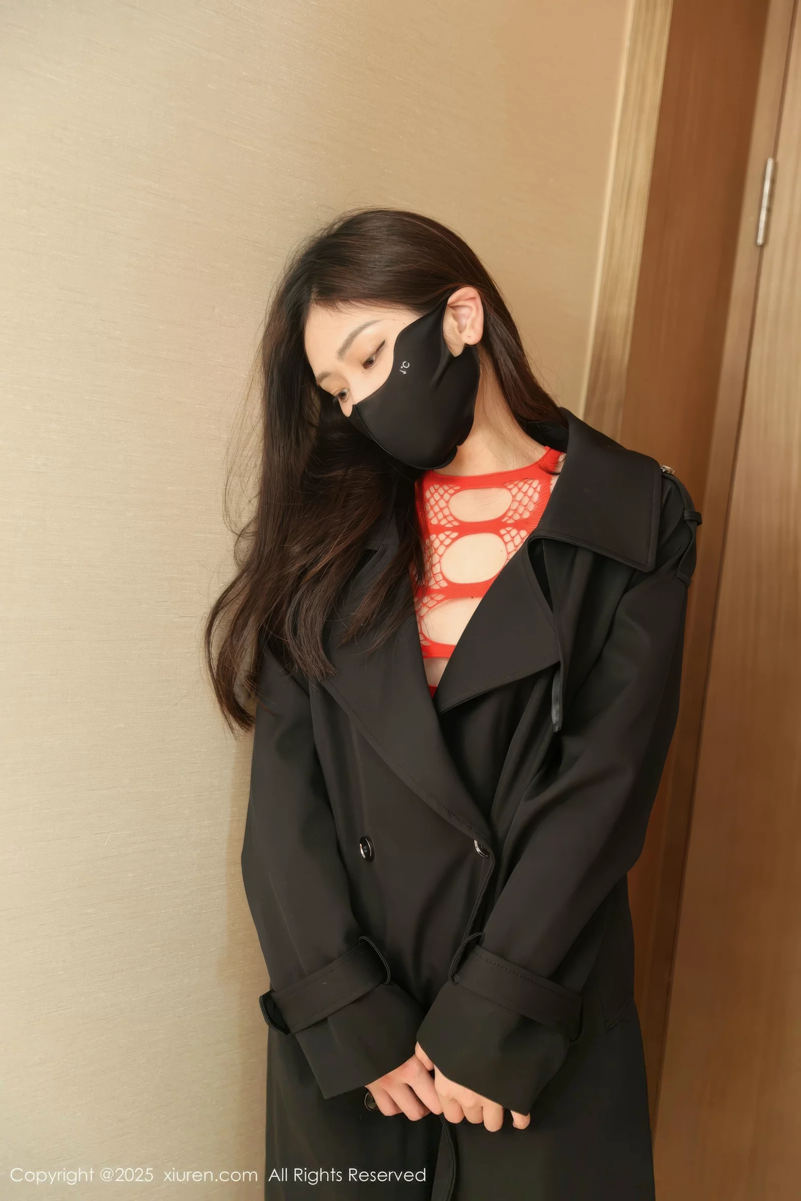 [XiuRen]高清写真图 2025.08.15 No.10652 刘婷婷 黑色风衣