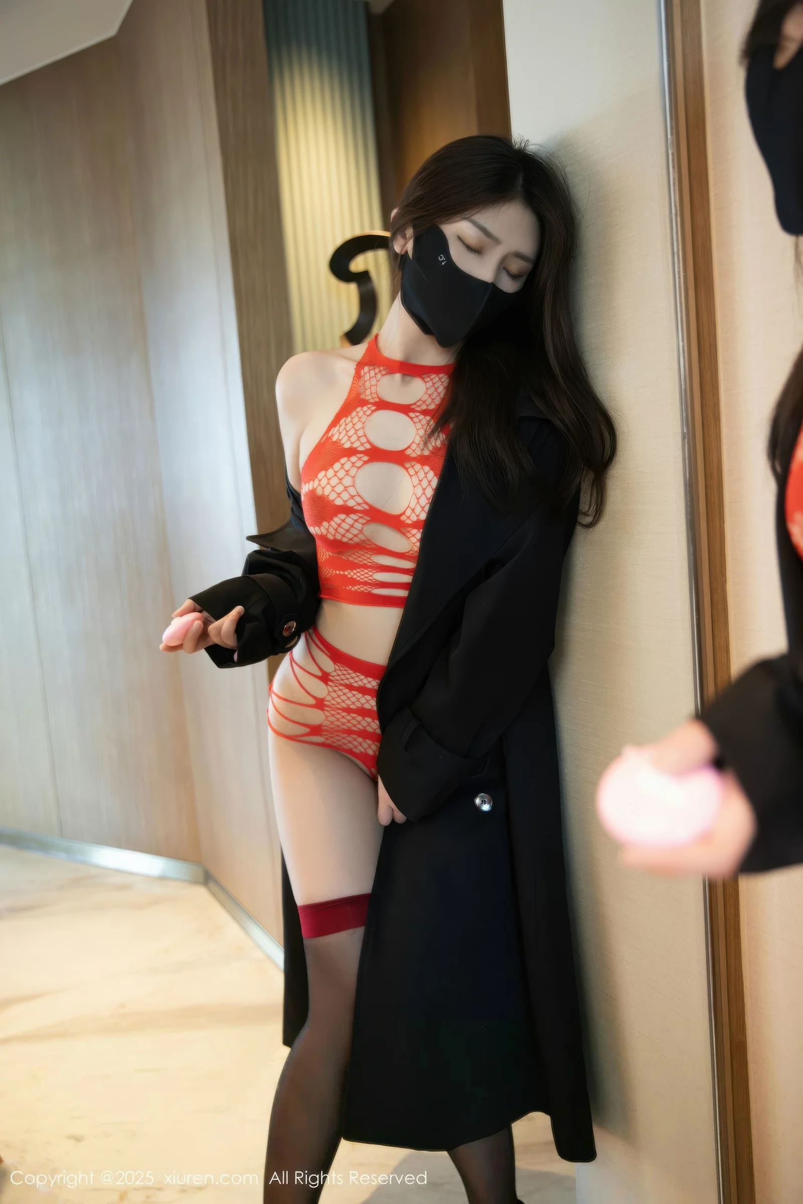 [XiuRen]高清写真图 2025.08.15 No.10652 刘婷婷 黑色风衣