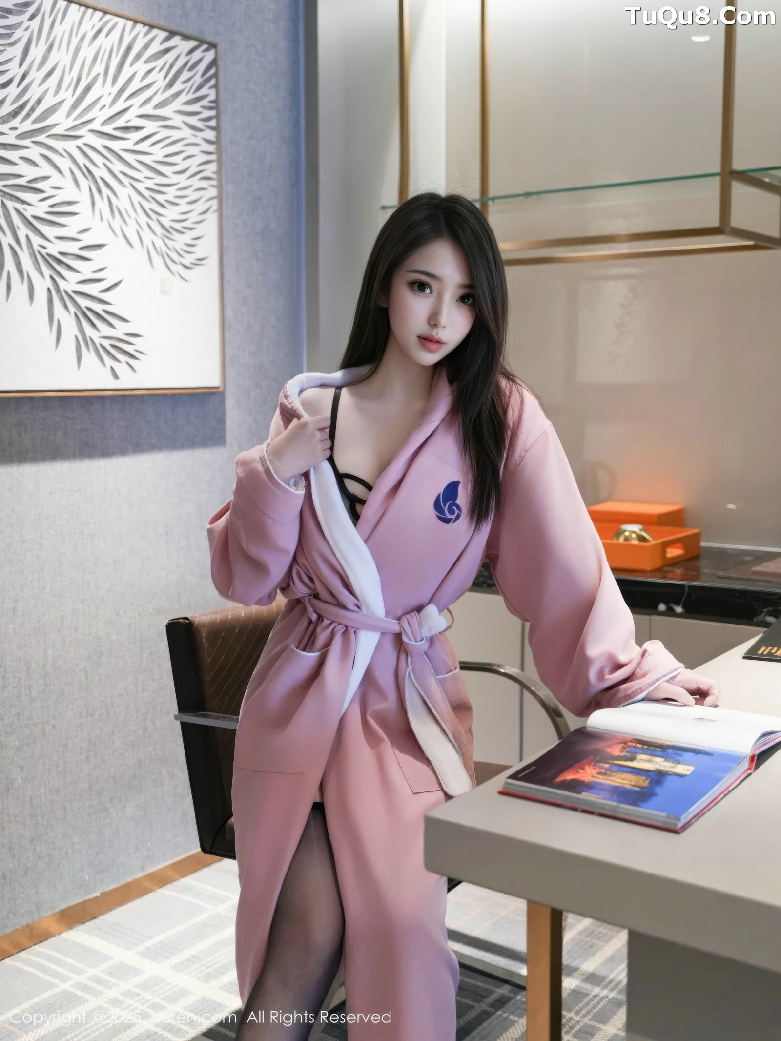 [XiuRen]高清写真图 2025.08.20 No.10669 烧烧小桃 性感OL