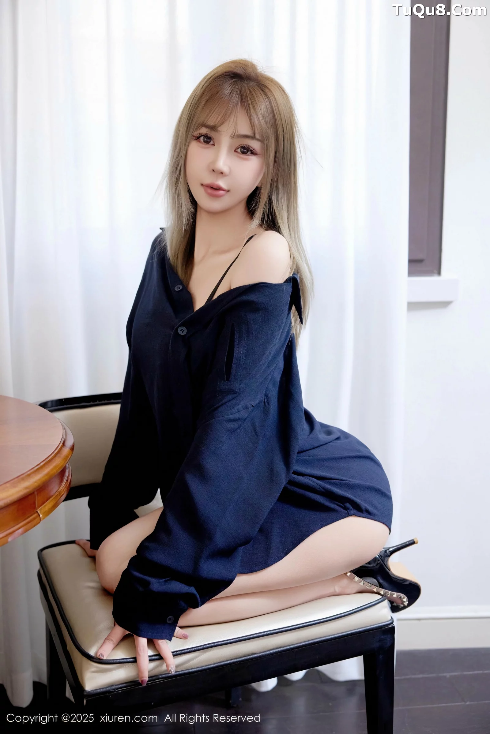 [XiuRen]高清写真图 2025.08.21 No.10673 Zoe柚柚 深色衬衫
