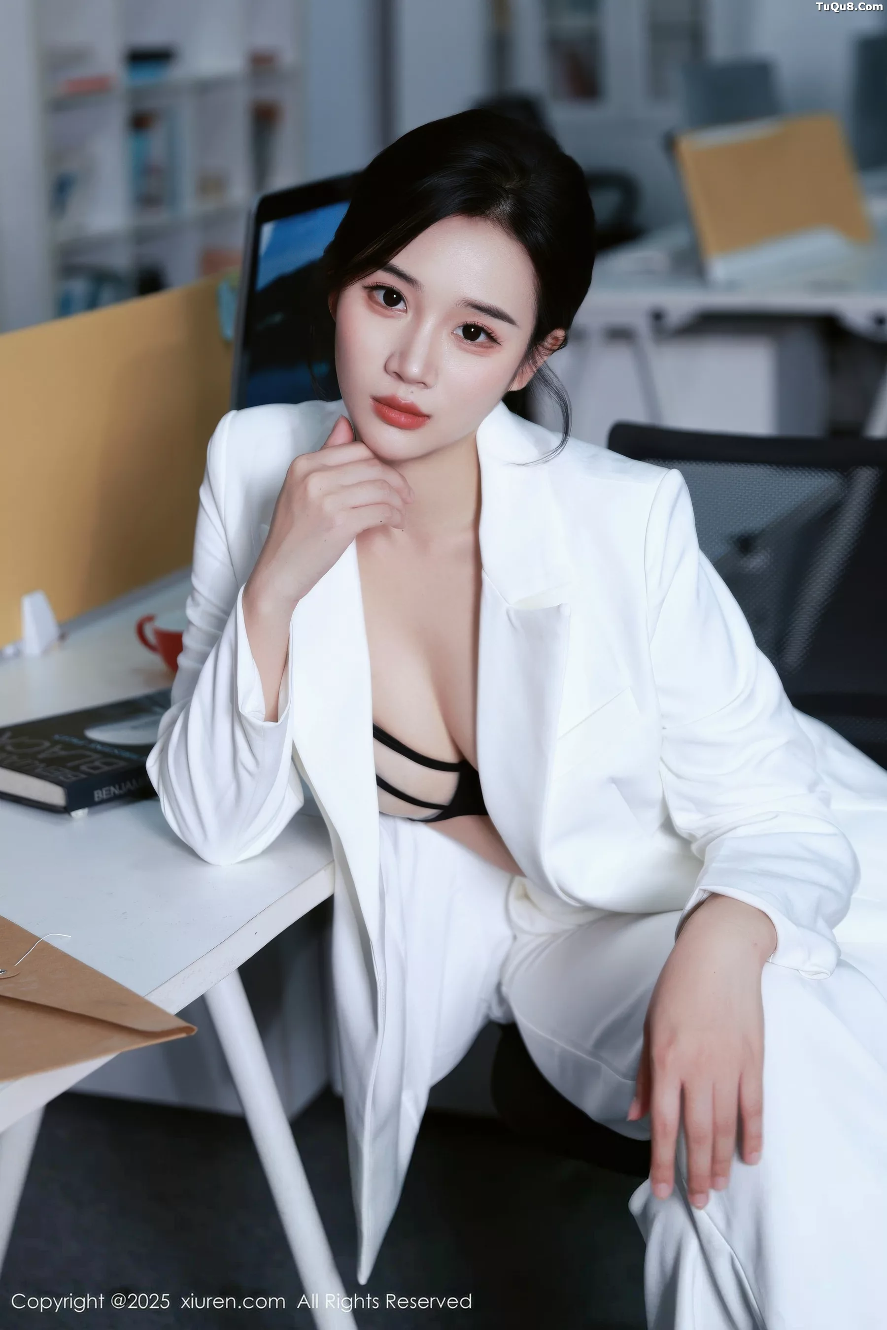 [XiuRen]高清写真图 2025.10.24 No.10908 南乔 开档黑丝