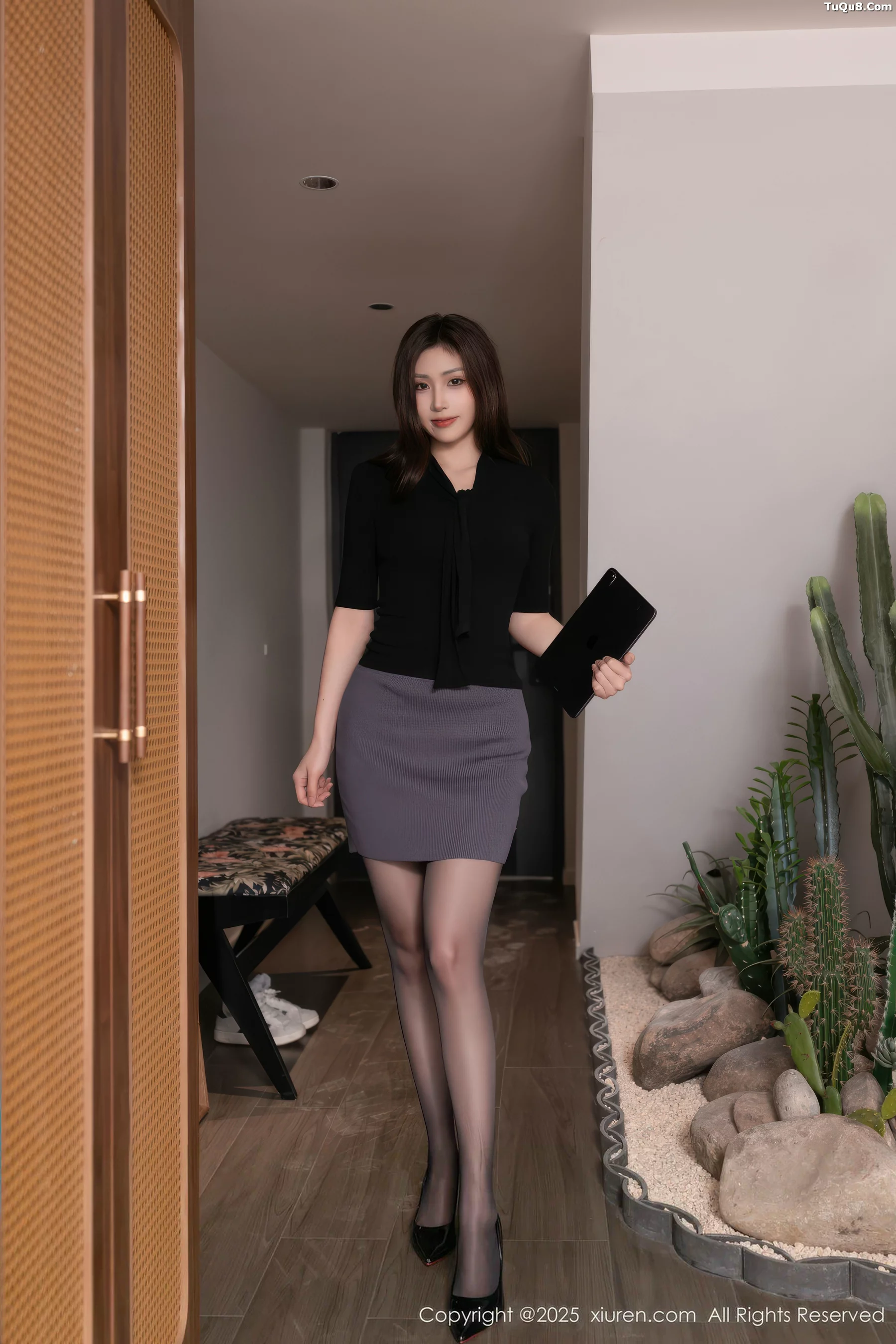 [XiuRen]高清写真图 2025.10.30 No.10930 刘婷婷 OL服饰