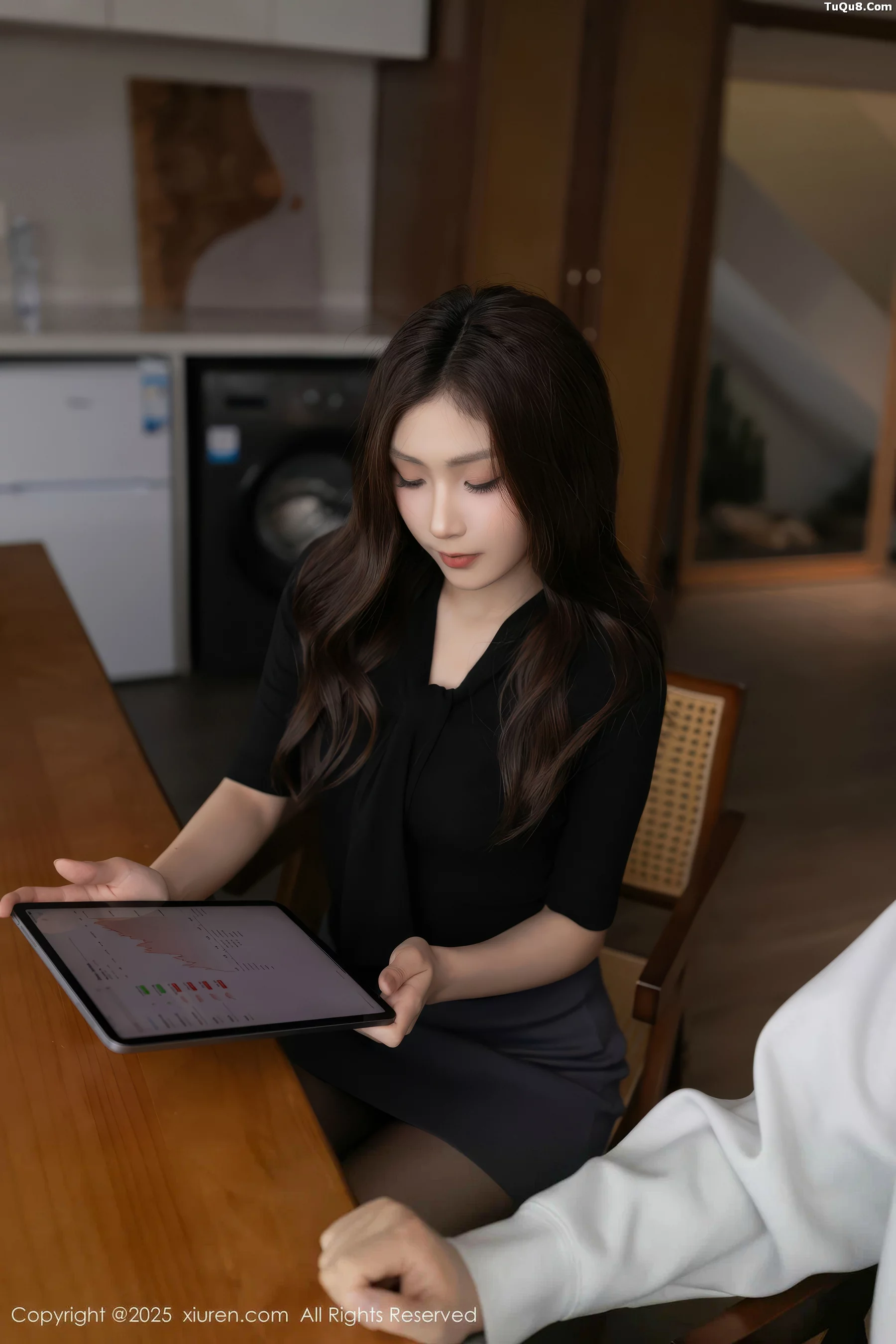[XiuRen]高清写真图 2025.10.30 No.10930 刘婷婷 OL服饰