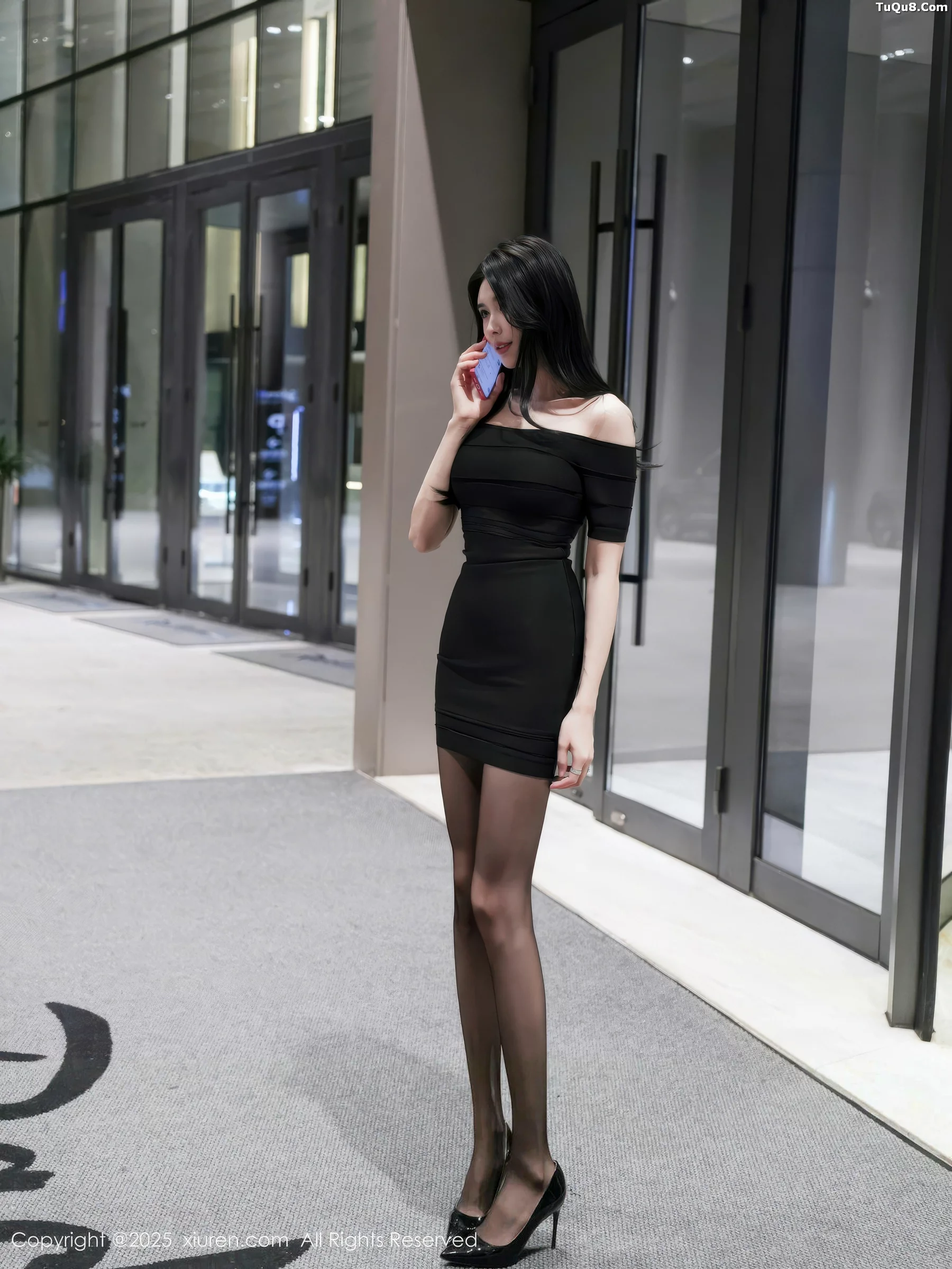 [XiuRen]高清写真图 2025.11.04 No.10942 椰汁糯米姬 修长美腿