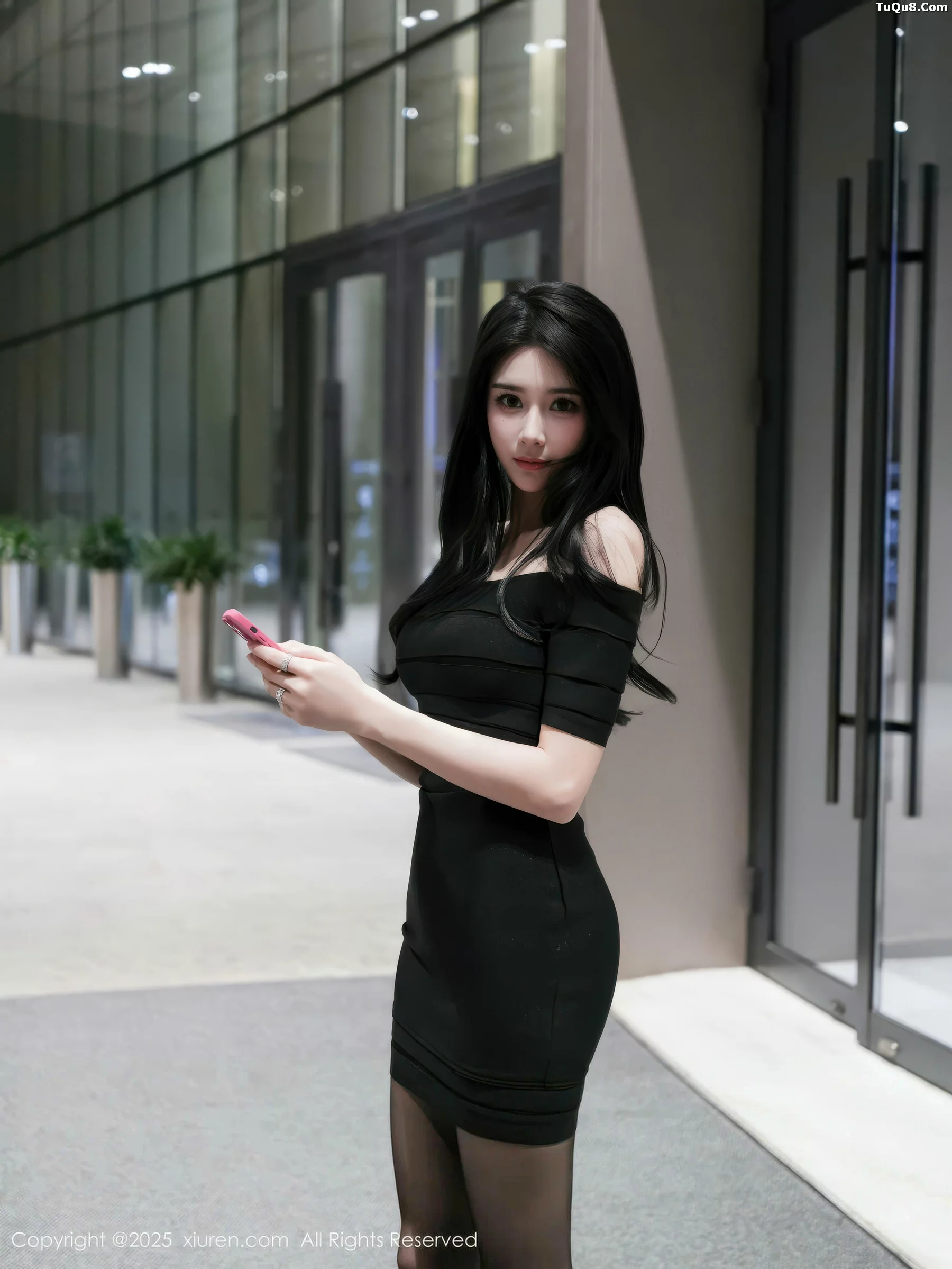 [XiuRen]高清写真图 2025.11.04 No.10942 椰汁糯米姬 修长美腿