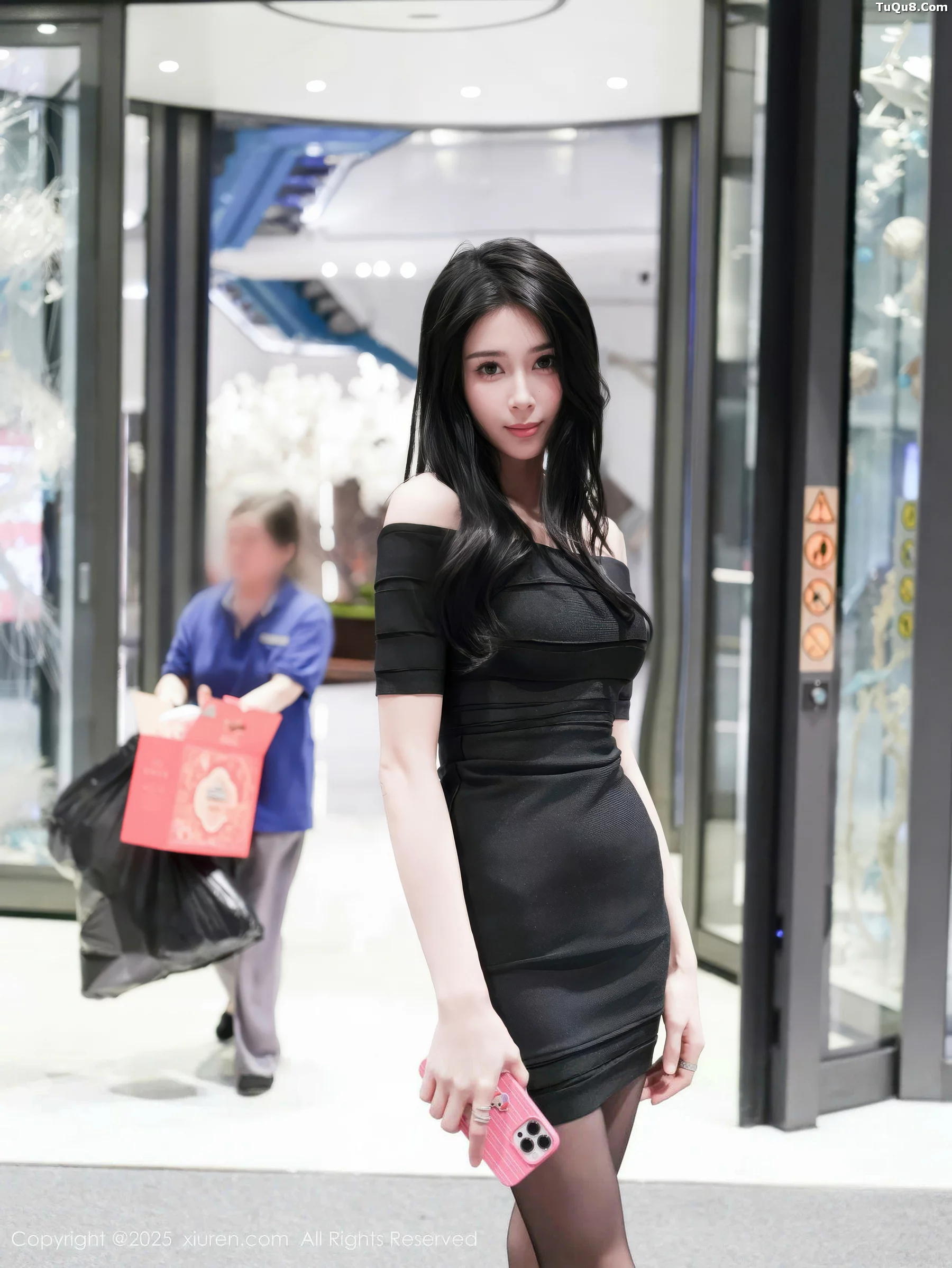 [XiuRen]高清写真图 2025.11.04 No.10942 椰汁糯米姬 修长美腿
