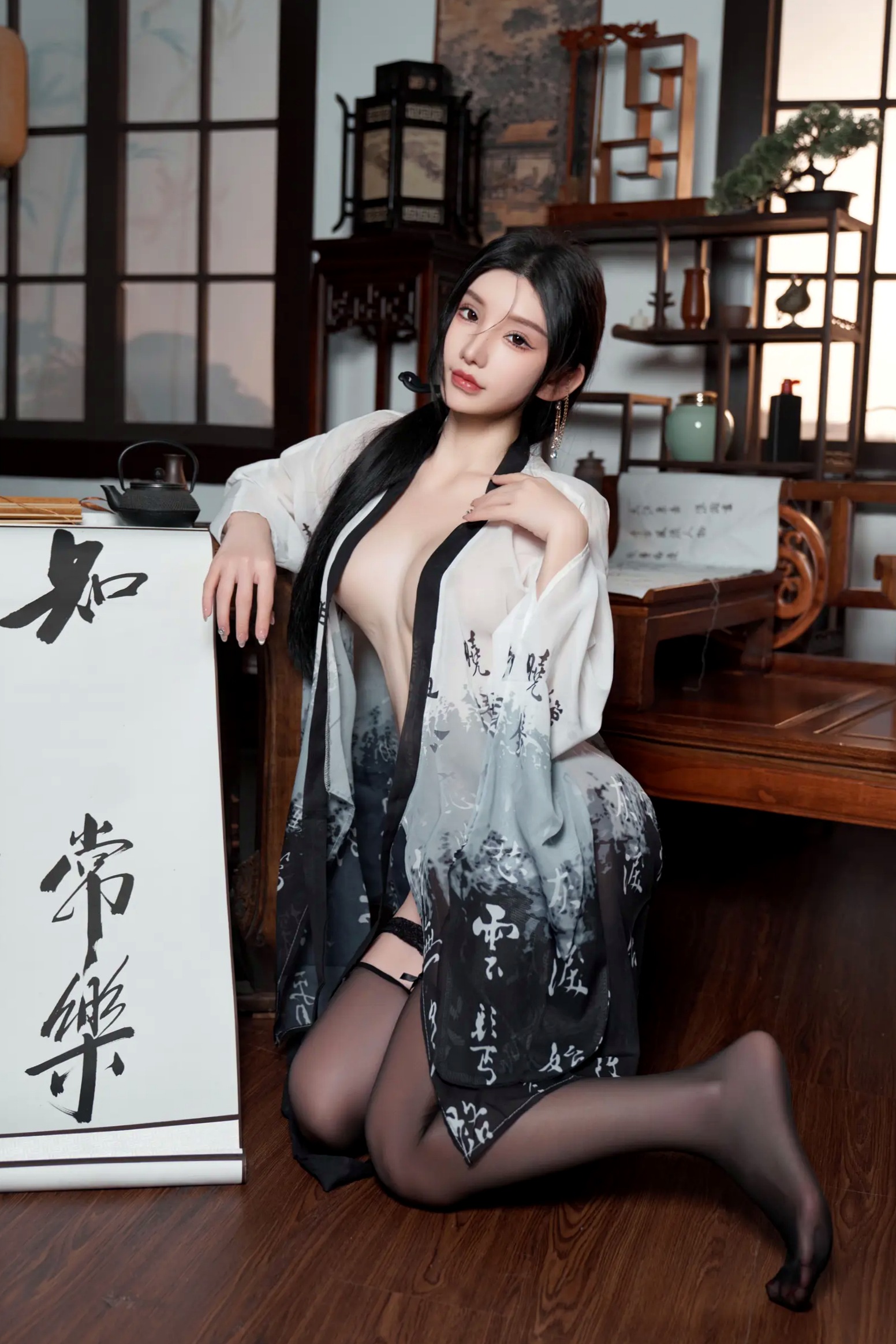 周于希 - 古风书房私房写真，改良汉服搭配丝袜诱惑，极致展现古典与现代性感美