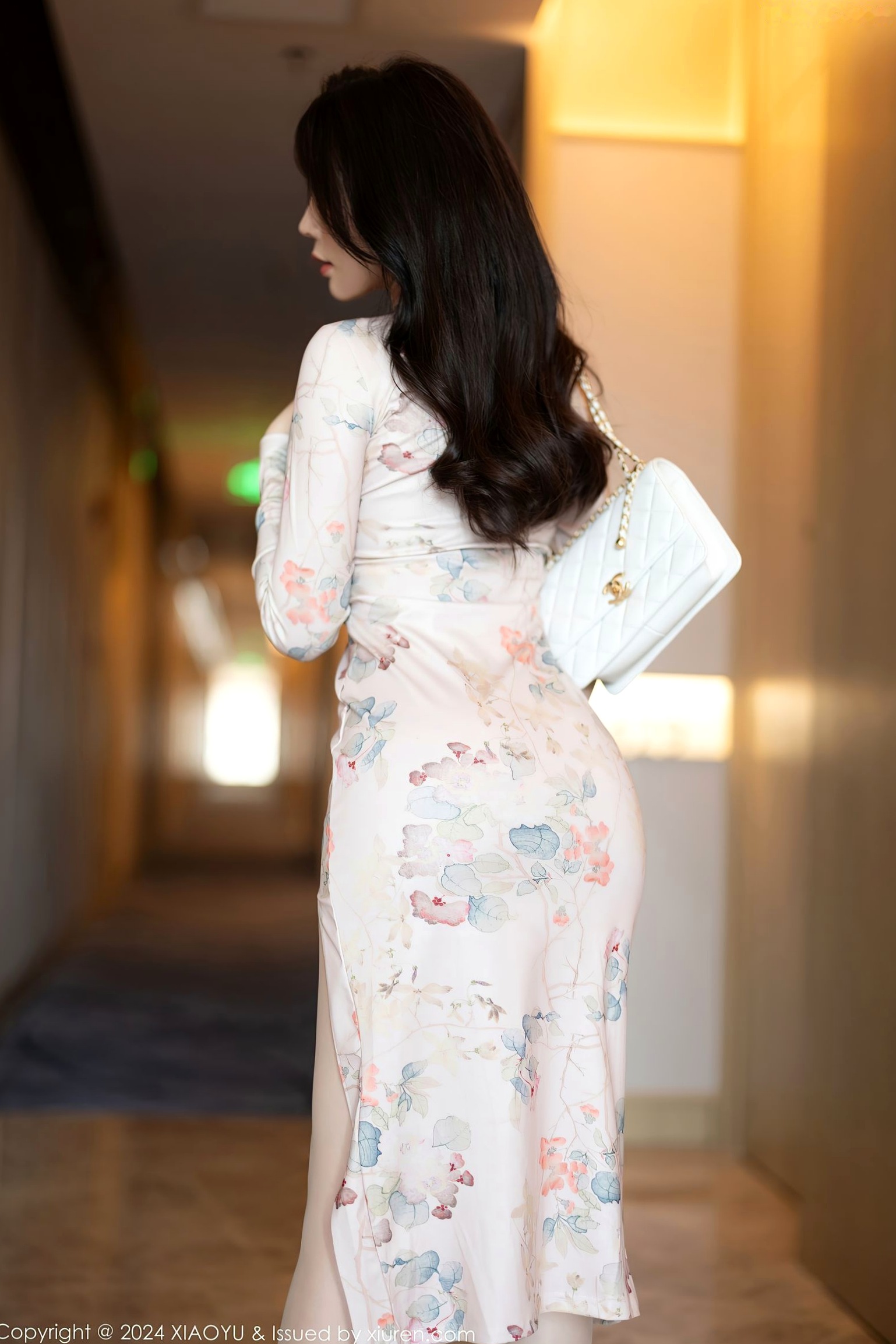 XiaoYu语画界-1199-徐莉芝：紧身印花旗袍勾勒曼妙曲线，酒店私房写真，秀出白皙美腿极致诱惑