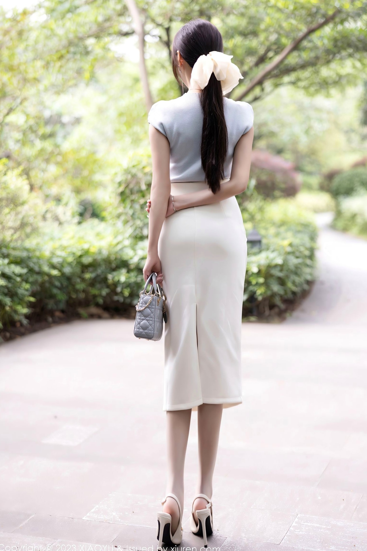 王馨瑶Yanni居家私房大片，精美针织上衣搭配诱人内衣丝袜，展现极致妩媚气质，迷人曲线尽显诱惑魅力