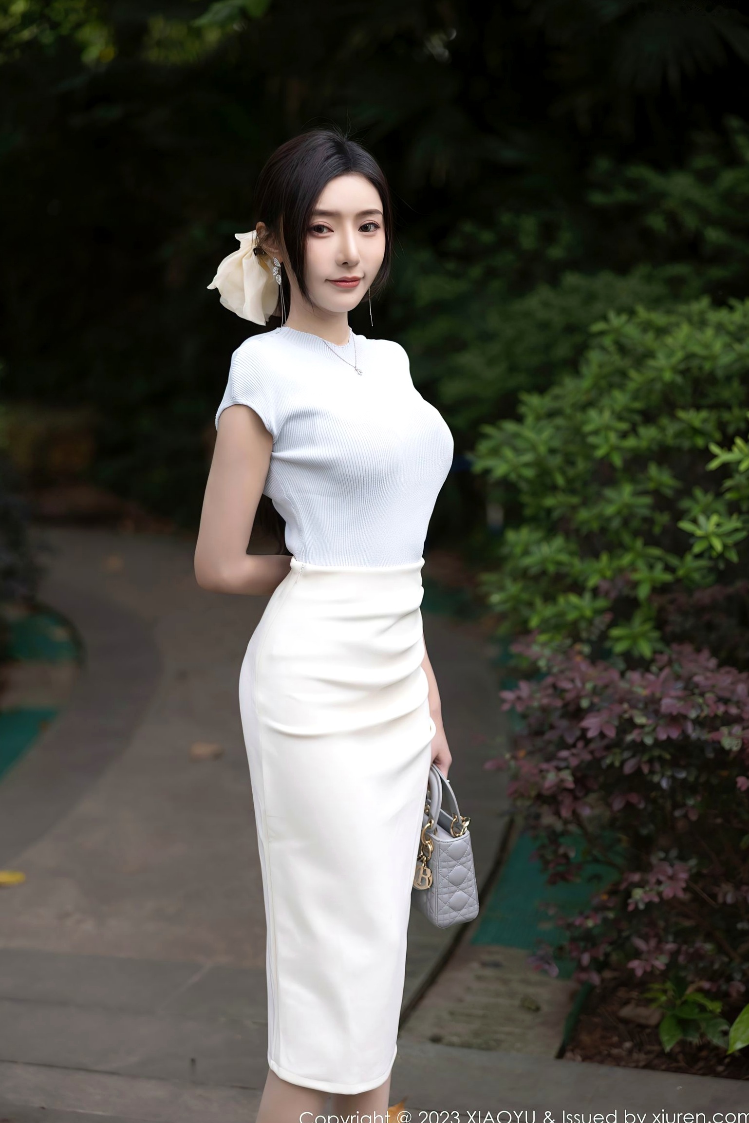 王馨瑶Yanni居家私房大片，精美针织上衣搭配诱人内衣丝袜，展现极致妩媚气质，迷人曲线尽显诱惑魅力