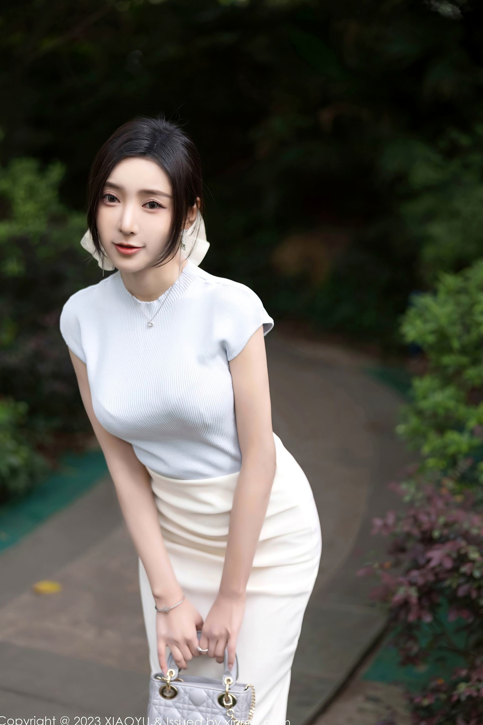 王馨瑶Yanni居家私房大片，精美针织上衣搭配诱人内衣丝袜，展现极致妩媚气质，迷人曲线尽显诱惑魅力