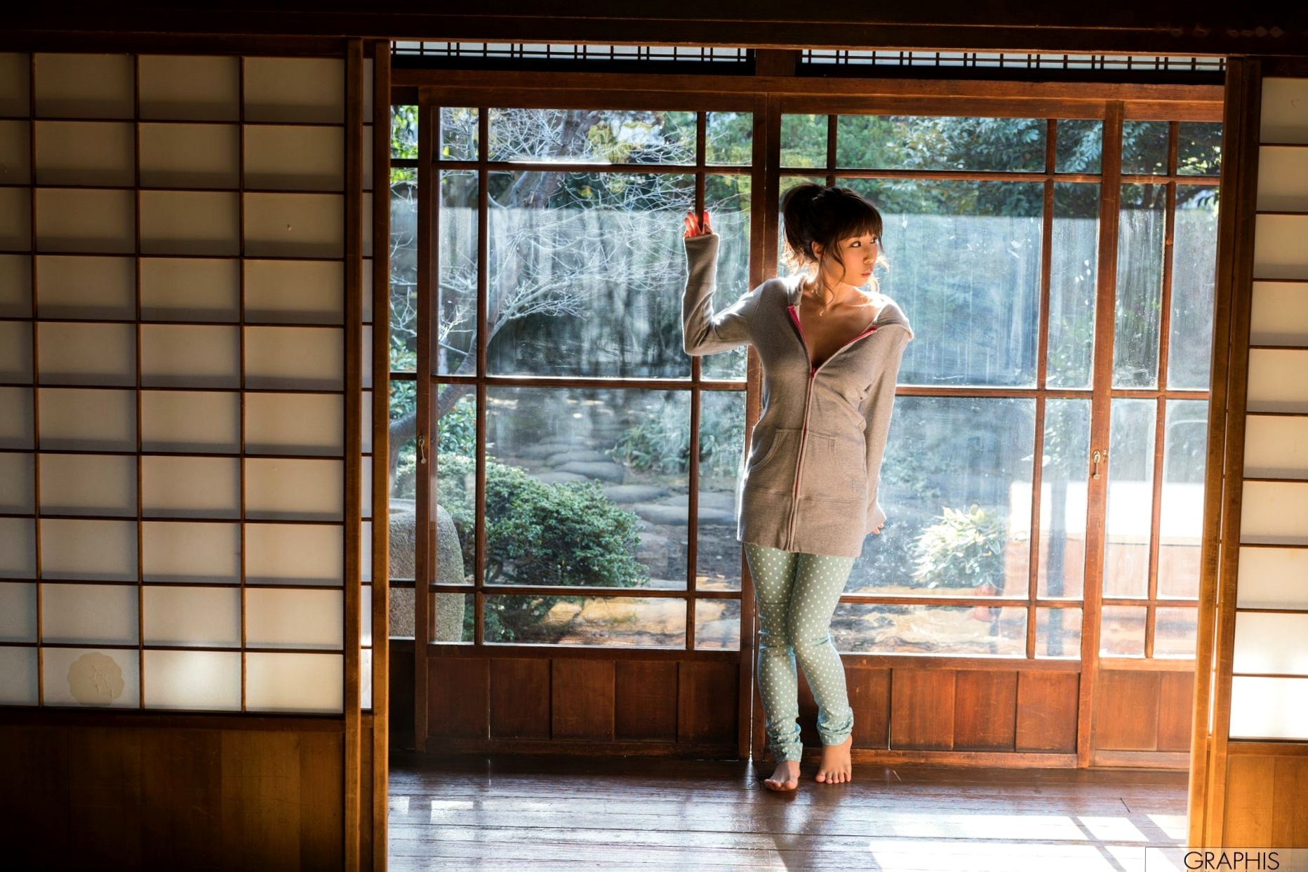 Graphis_あやみ旬果《Sunbeams leaves》浴室火辣性感蕾丝写真、私房居家诱惑内衣特写套图 [29P]