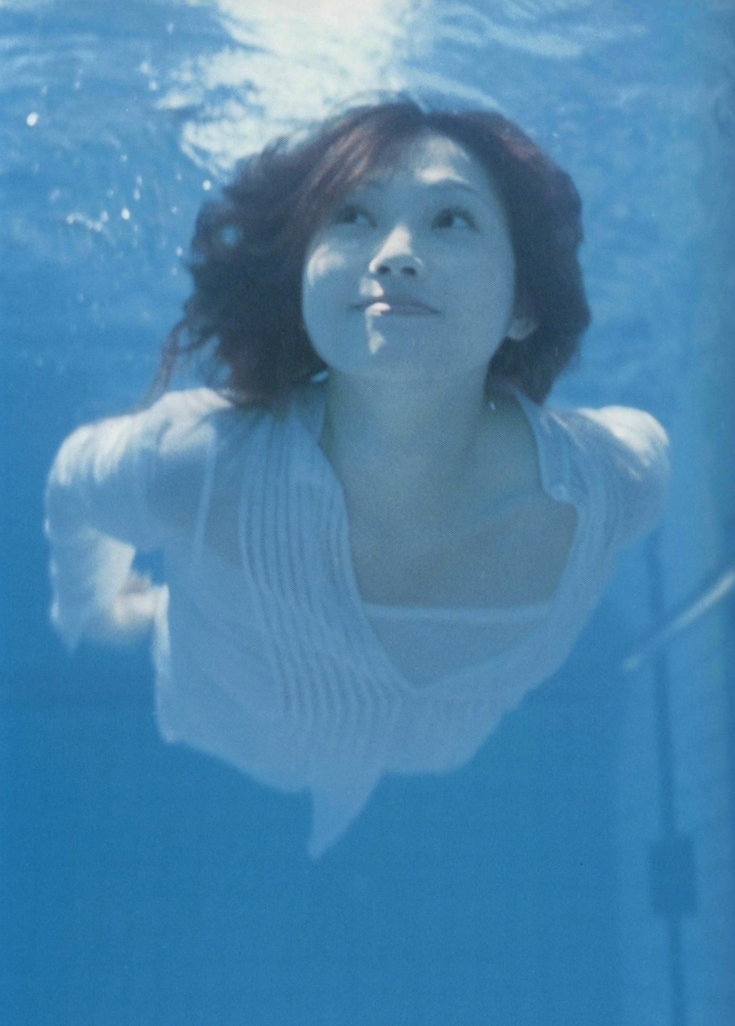 安倍夏美《Fu》经典写真：红衣比基尼的沙滩活力与居家清新随拍