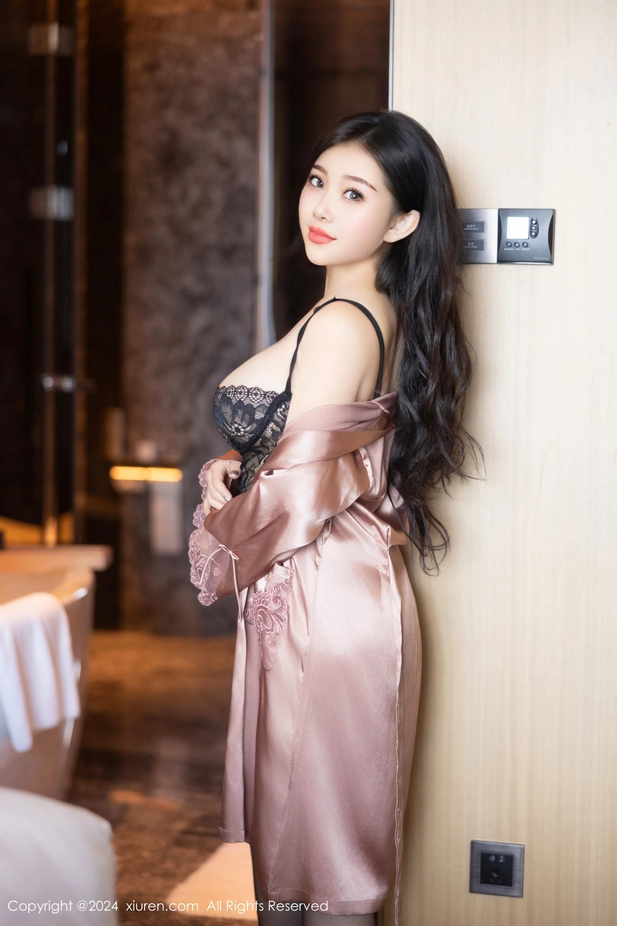 [XiuRen]高清写真图 2024.09.14 No.9159 白洁Bessie 黑丝美腿