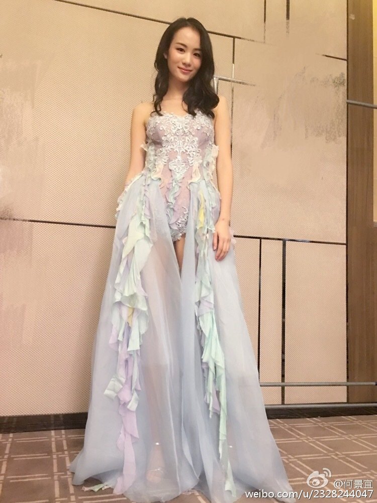 何景宜 高挑美人微博美照