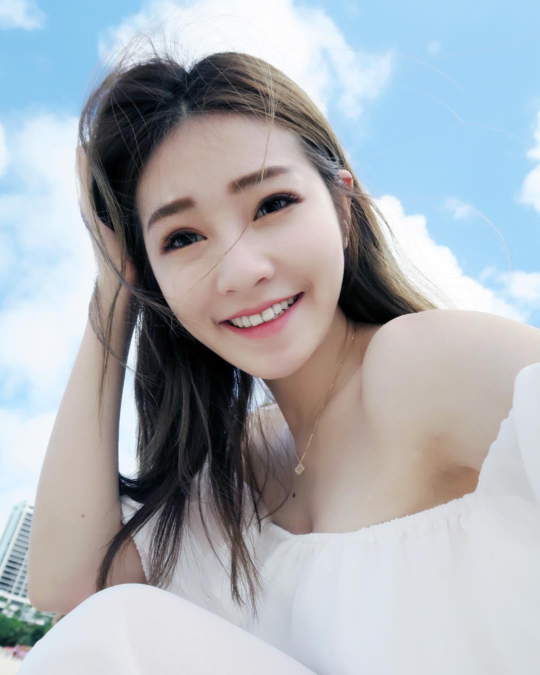 黄妍霓比基尼美背吸睛 沙滩写字网友只看见酥胸