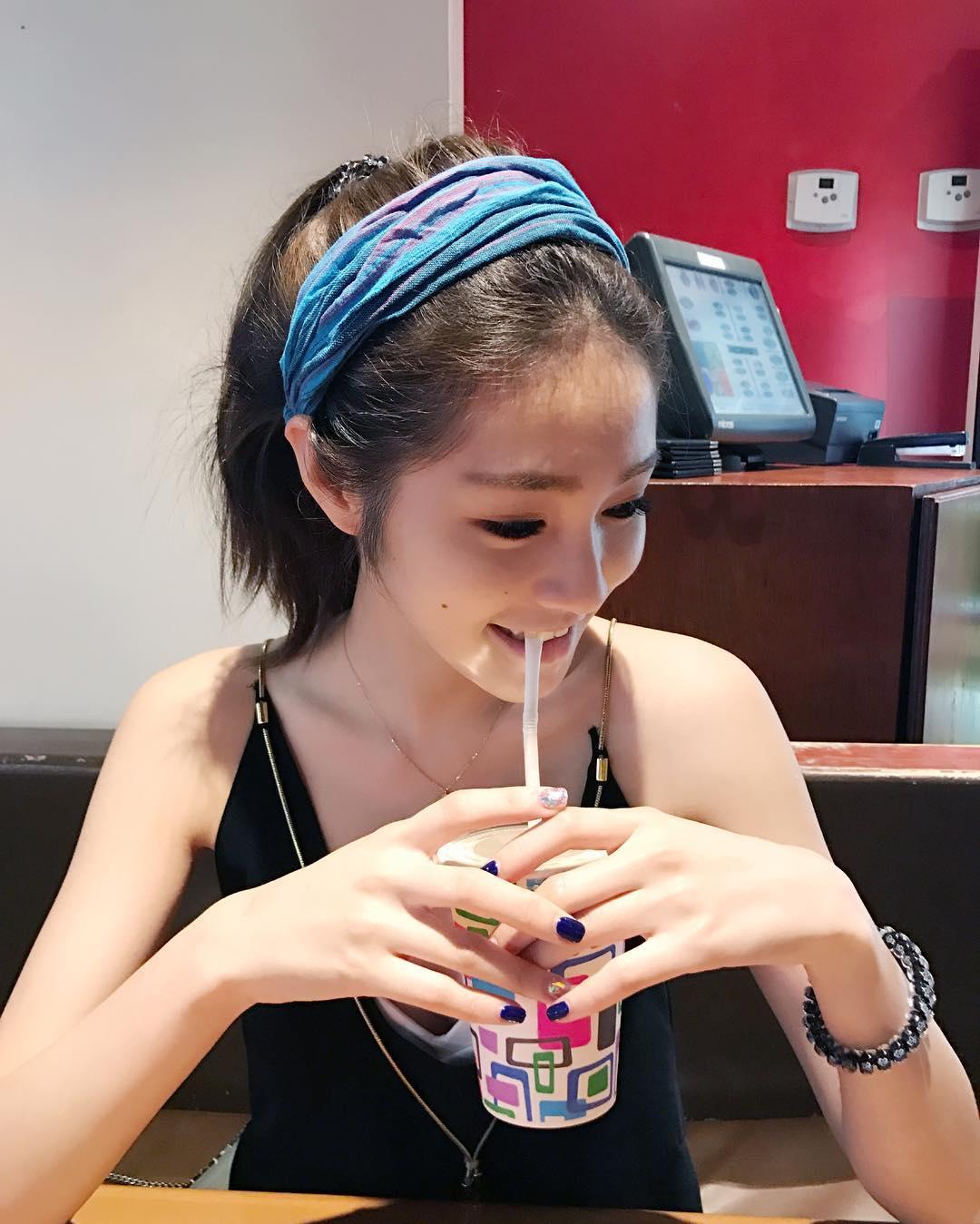 黄妍霓比基尼美背吸睛 沙滩写字网友只看见酥胸