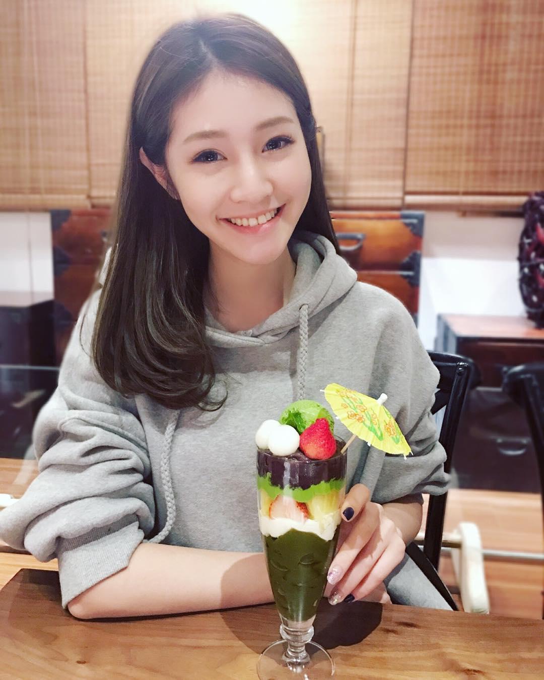 黄妍霓比基尼美背吸睛 沙滩写字网友只看见酥胸