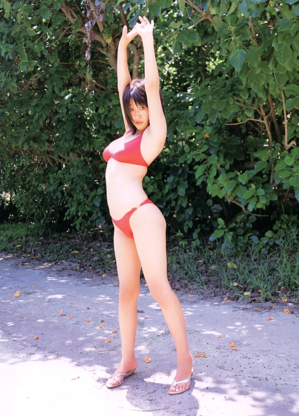 岛本里沙写真集《オトナのカラダ》：海滩泳装与清纯校服诱惑，童颜巨乳私房精选 [83P]