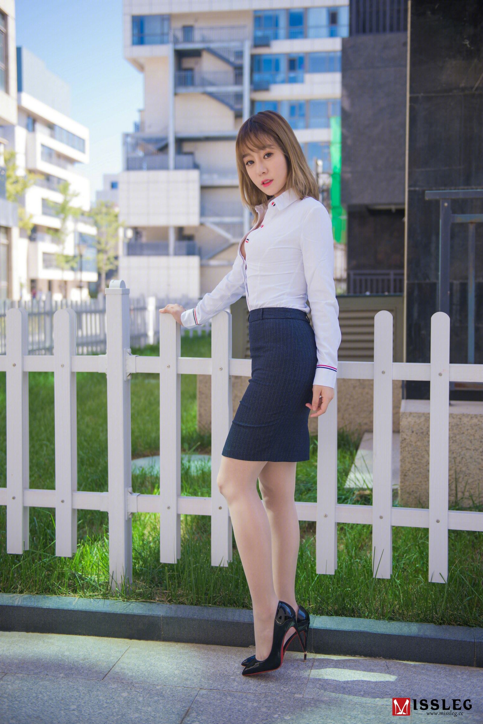 王语纯- [MISSLEG蜜丝]高清写真图 No.V003 撕裂的OL