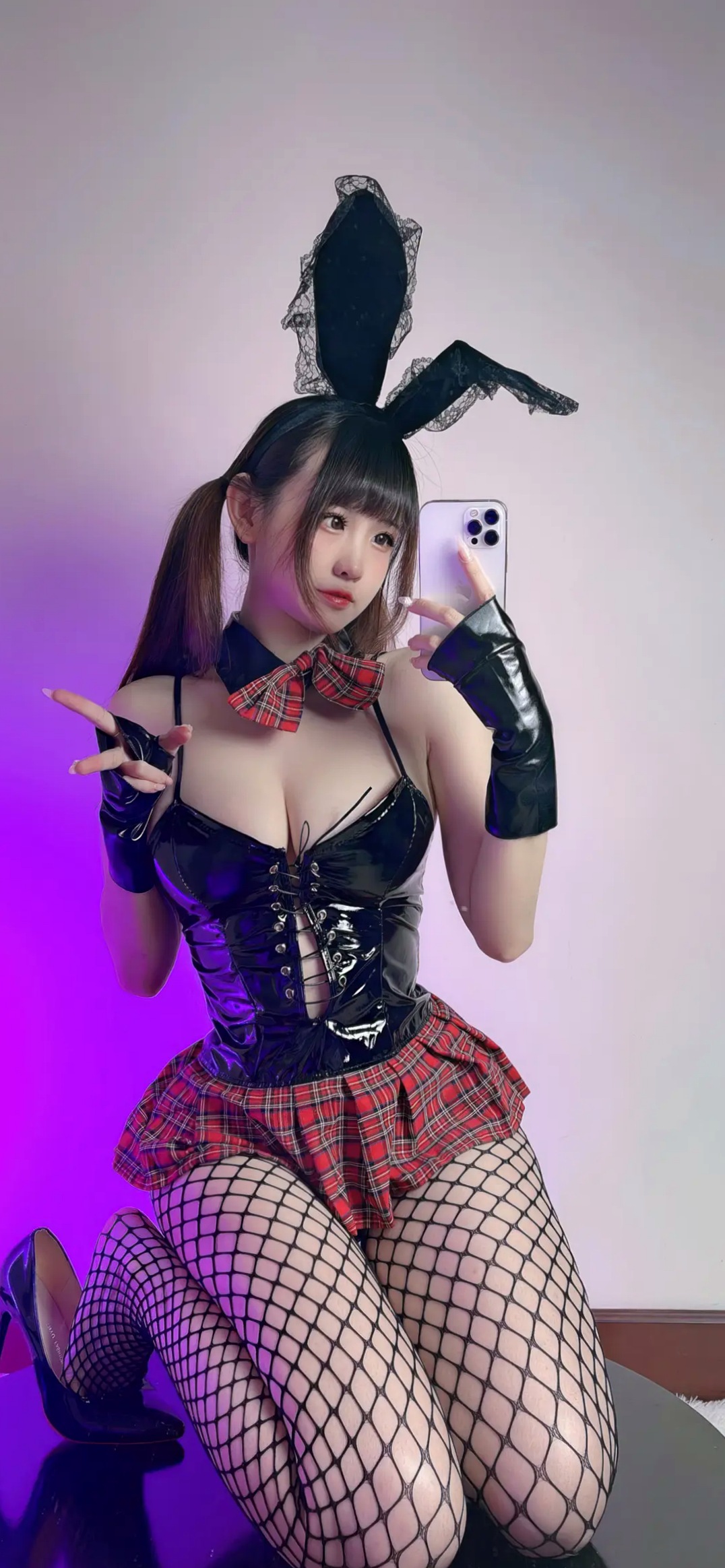 miko酱ww 学院兔女郎制服诱惑，格纹短裙配渔网袜角色扮演私房写真[30P]