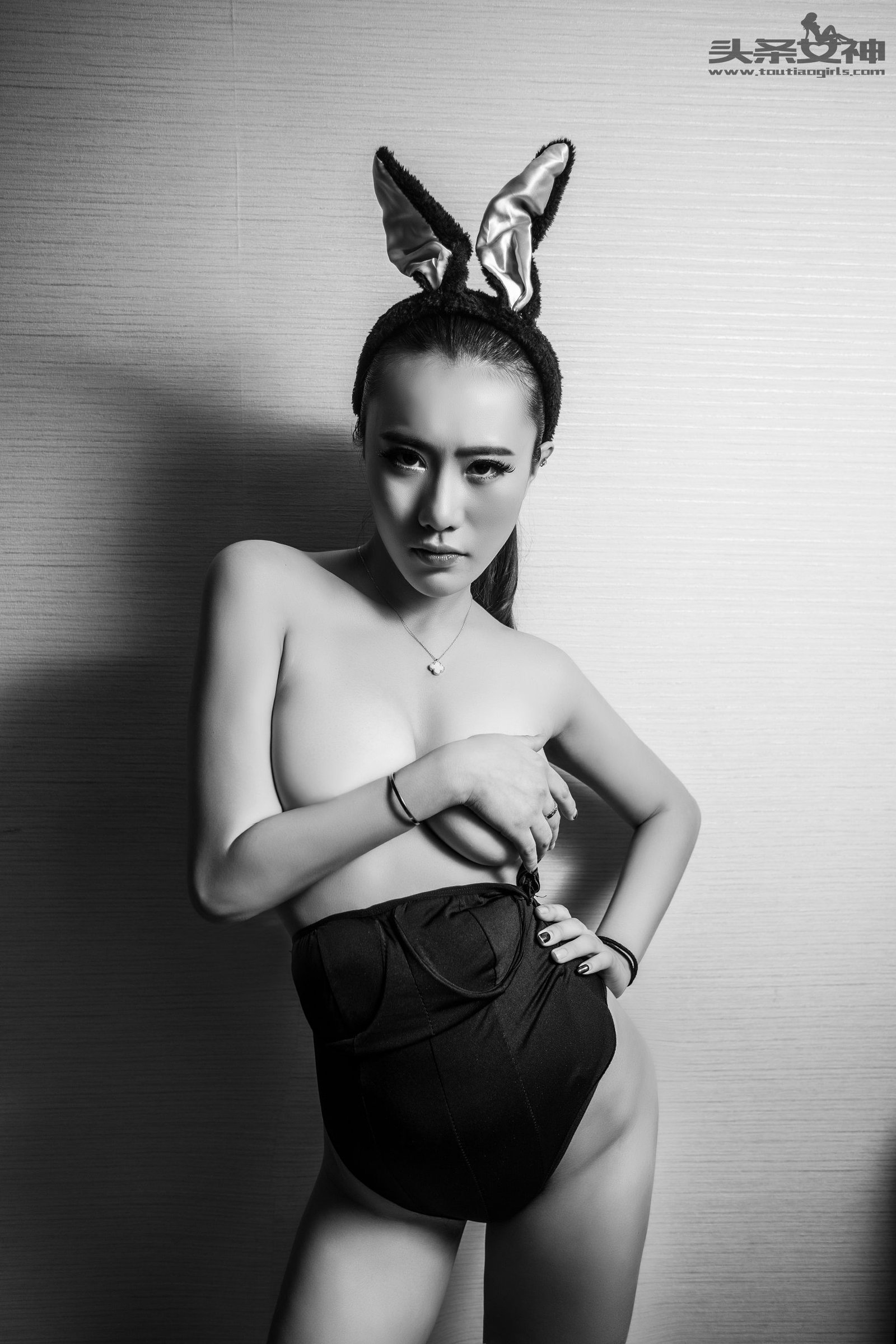 绮儿 [TouTiao头条女神]高清写真图2016-07-23 黑暗系巨乳小黑兔
