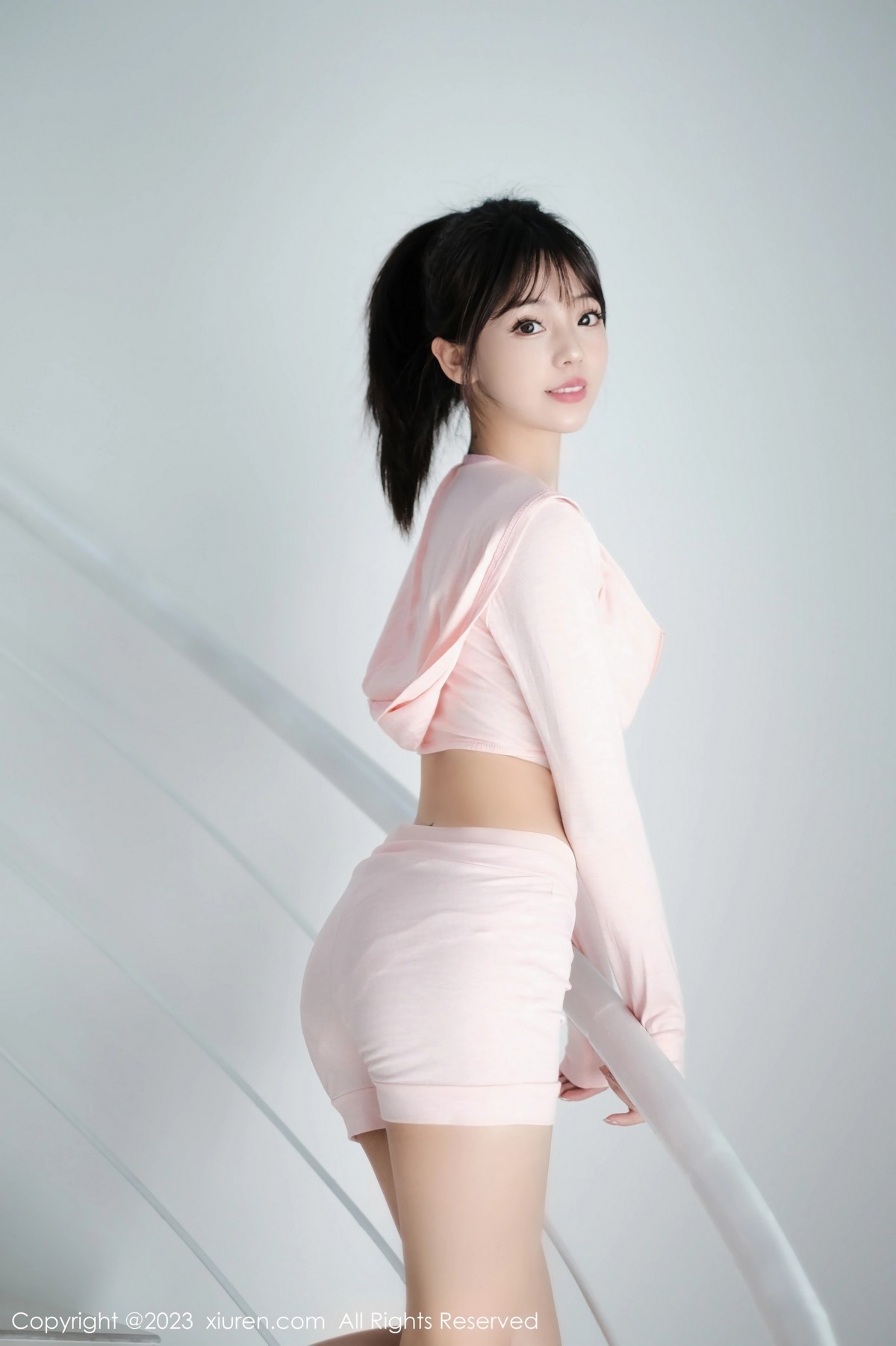 [XiuRen]高清写真图 2023.03.29 No.6490 佘贝拉Bella 清纯美腿