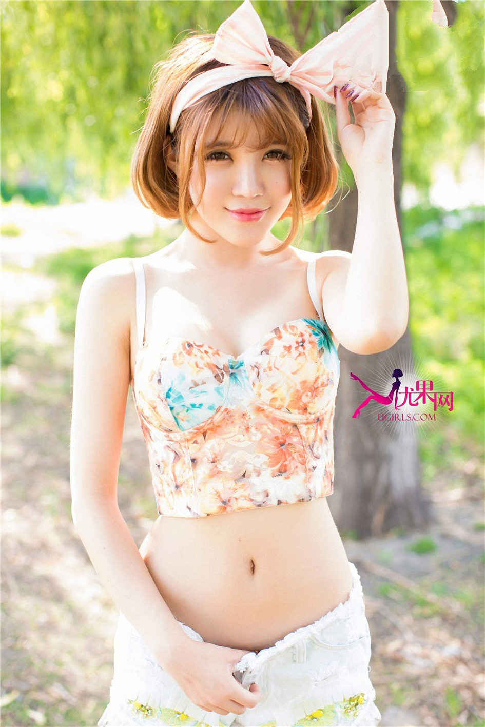 Alin [Ugirls尤果网]高清写真图第100期 娇羞可爱小美女户外