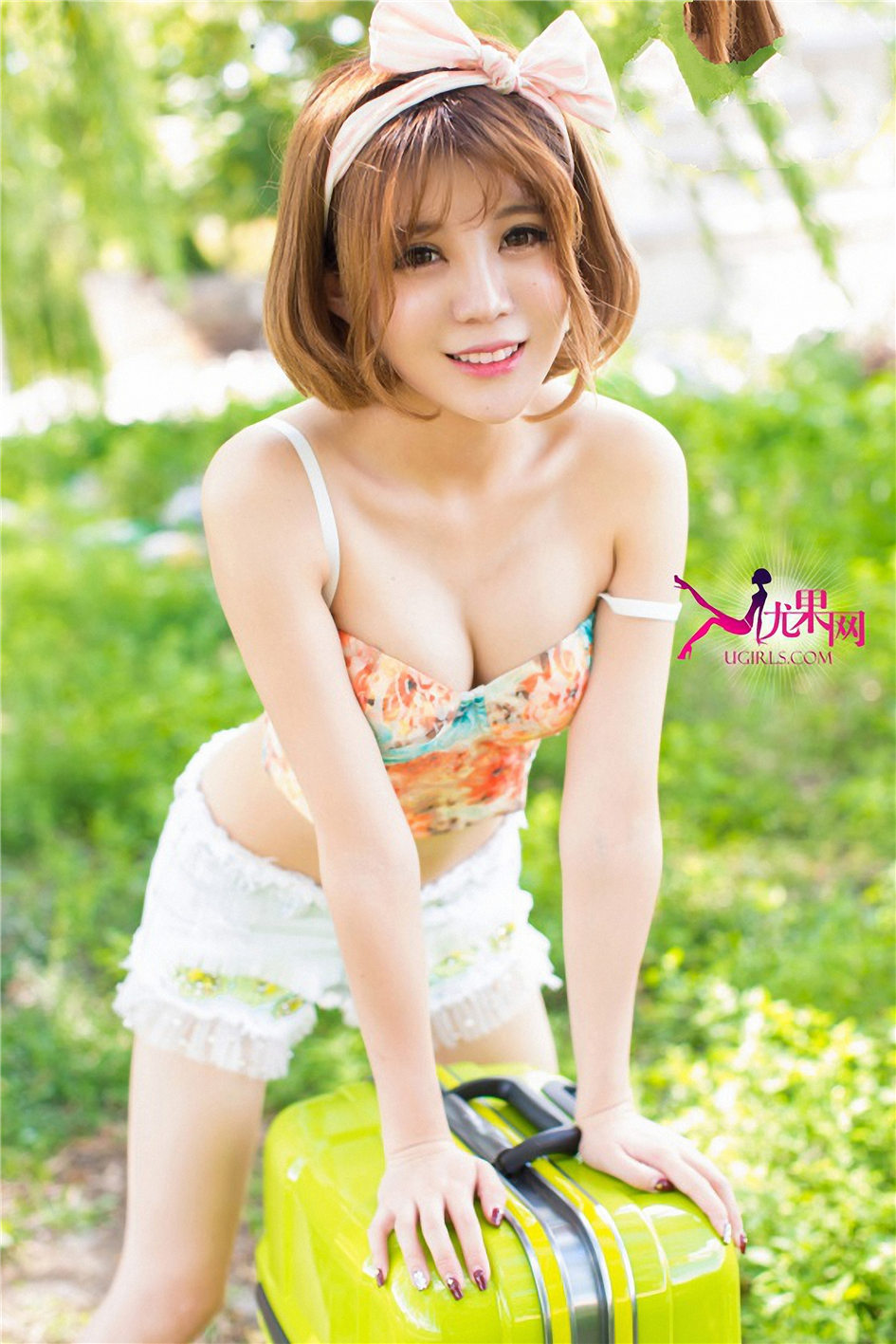 Alin [Ugirls尤果网]高清写真图第100期 娇羞可爱小美女户外