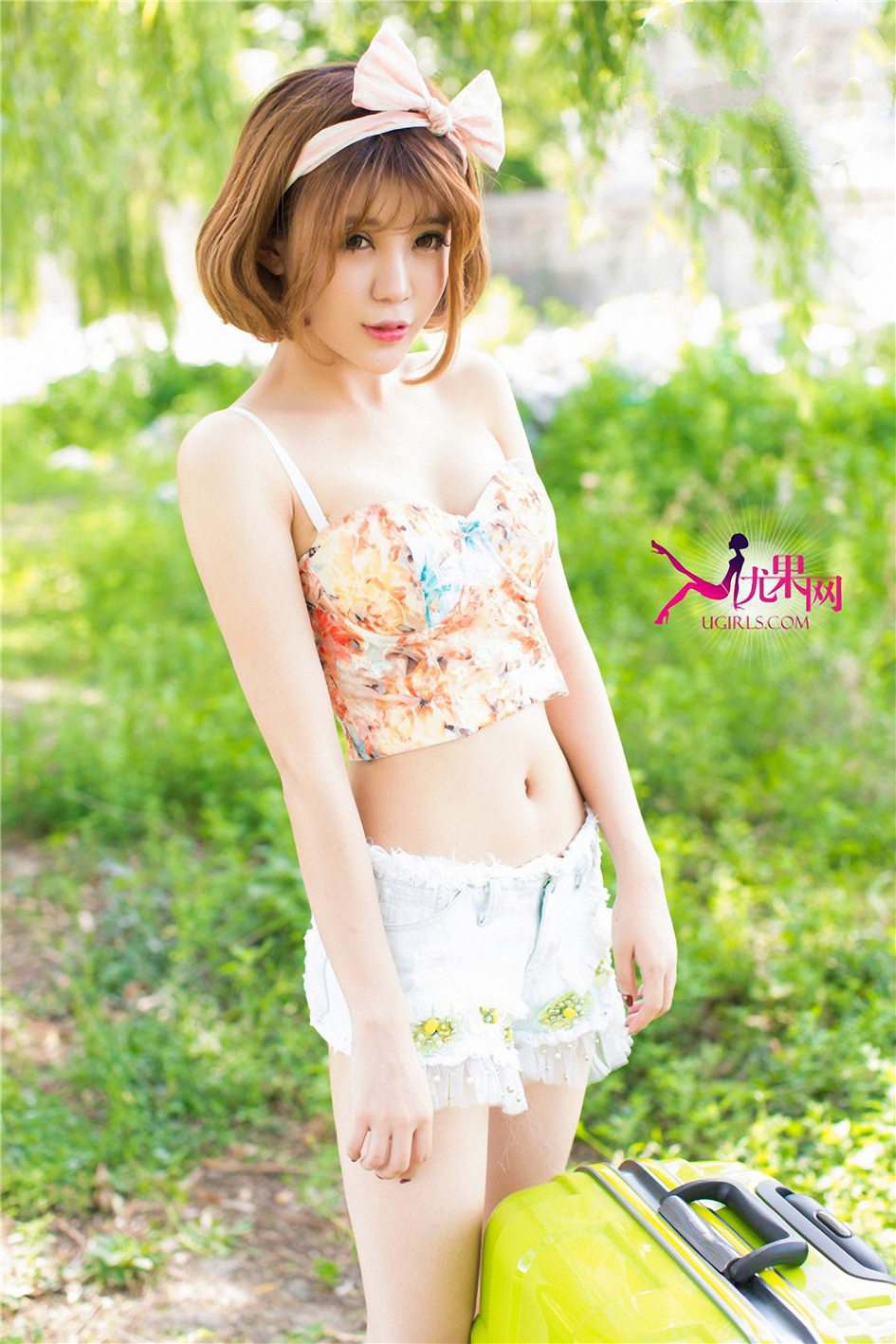 Alin [Ugirls尤果网]高清写真图第100期 娇羞可爱小美女户外